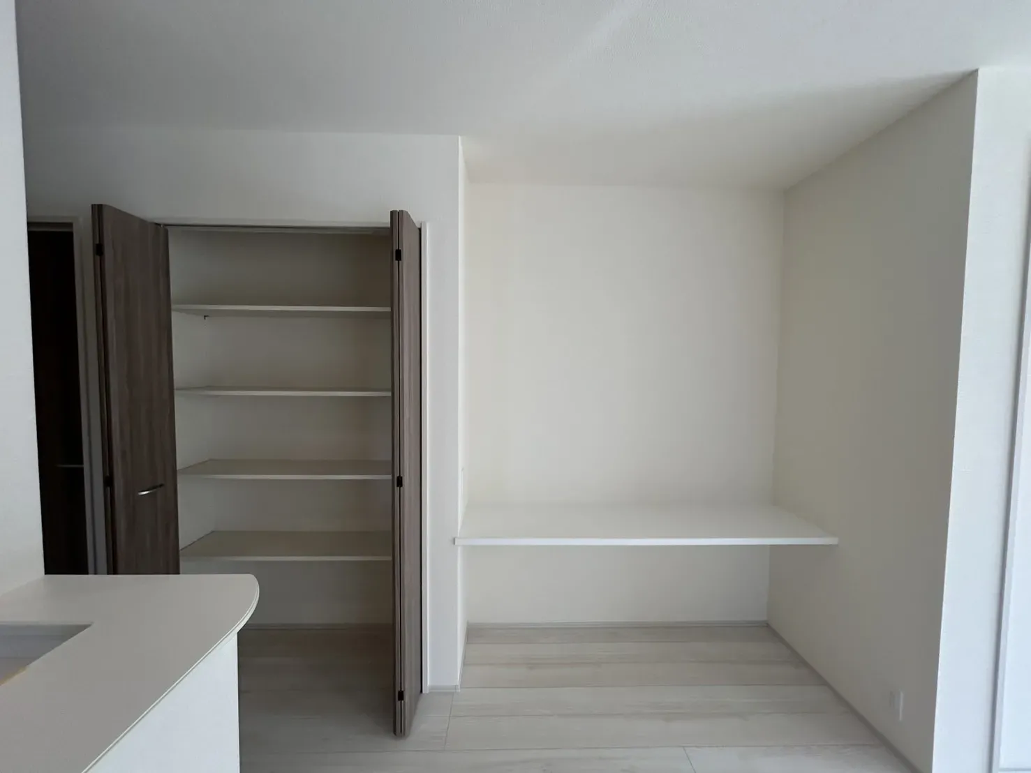 【収納】作業スペースに便利なカウンターとパントリーとして利用可能な可動棚!