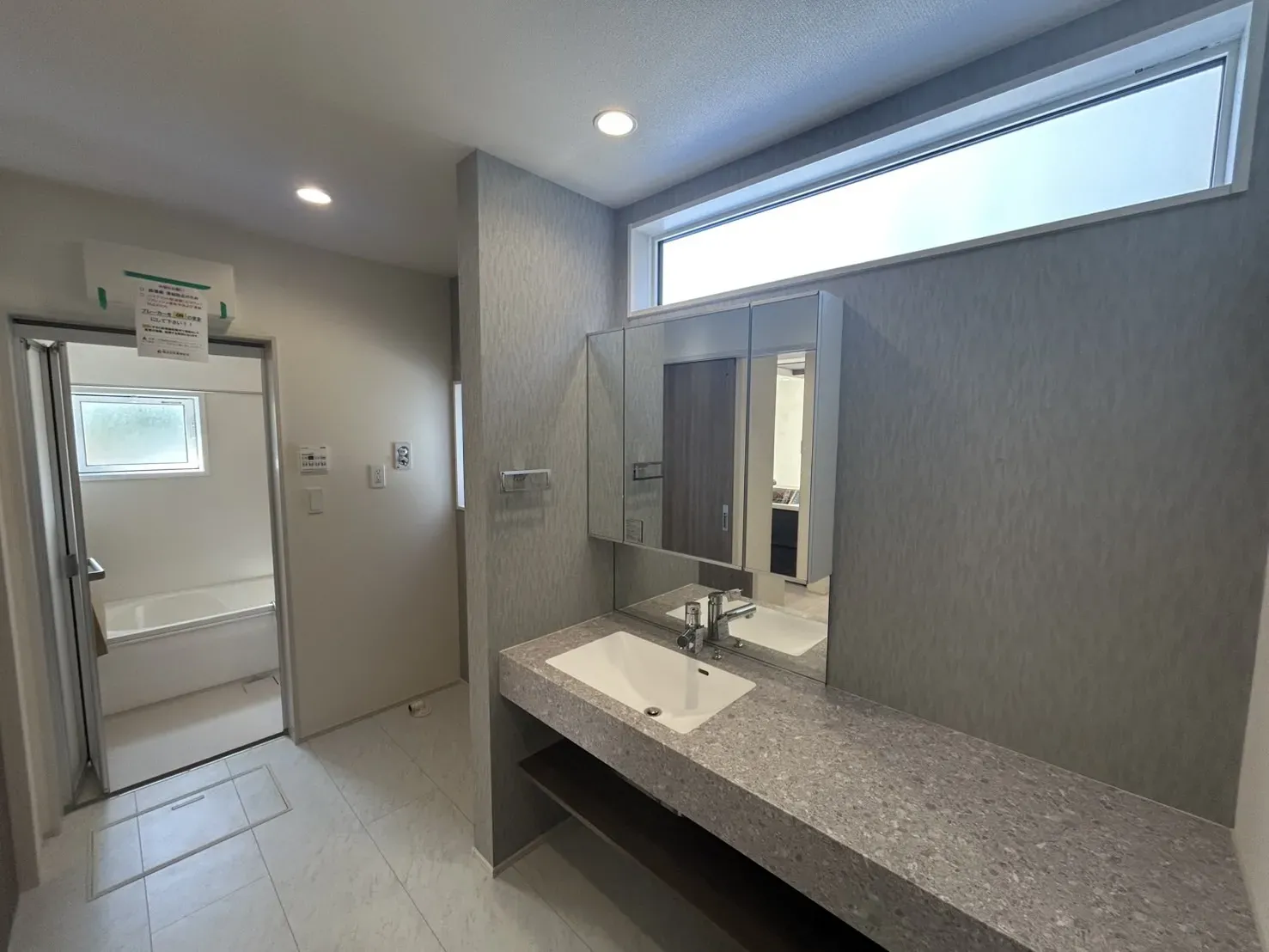 【洗面所】収納豊富で広々とした洗面所は、朝の身支度を快適に行うことができます!