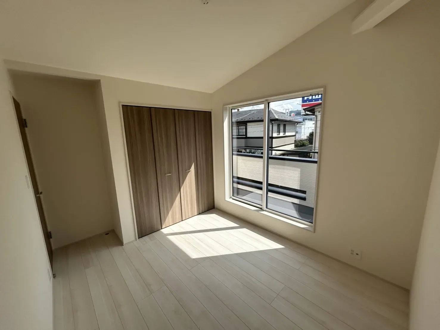 【洋室5.0帖】勾配天井で解放感が感じられます!