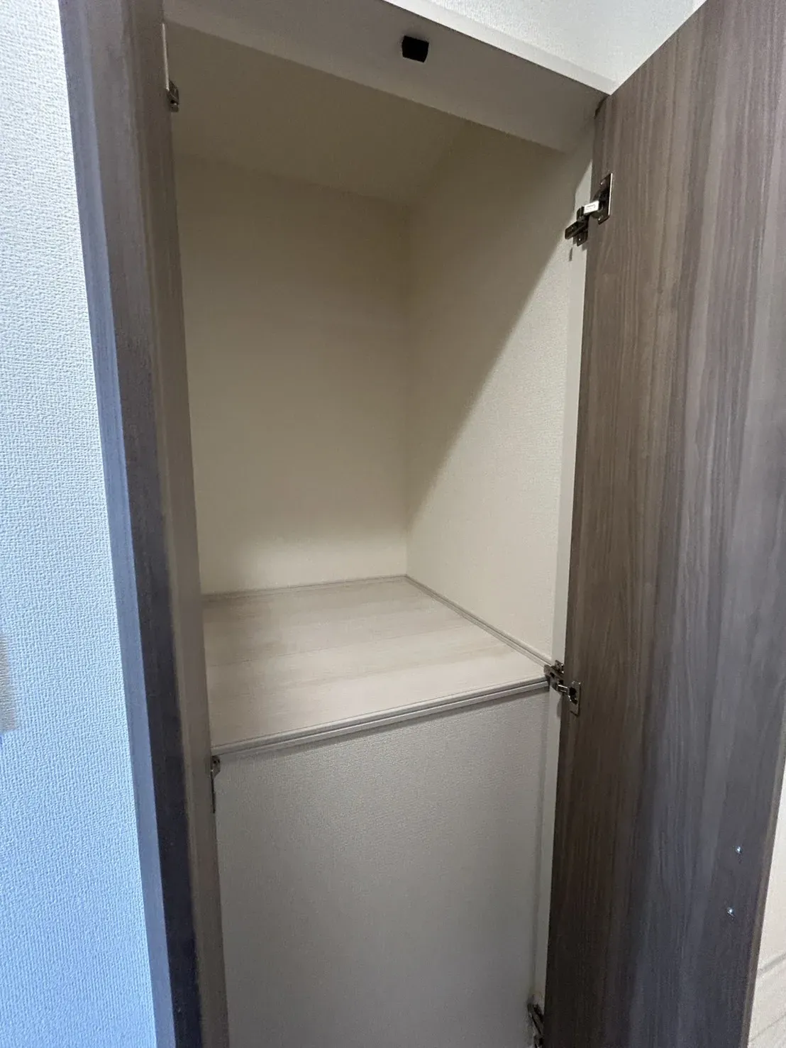 【2階廊下収納】日用品などのちょっとした収納に便利です!