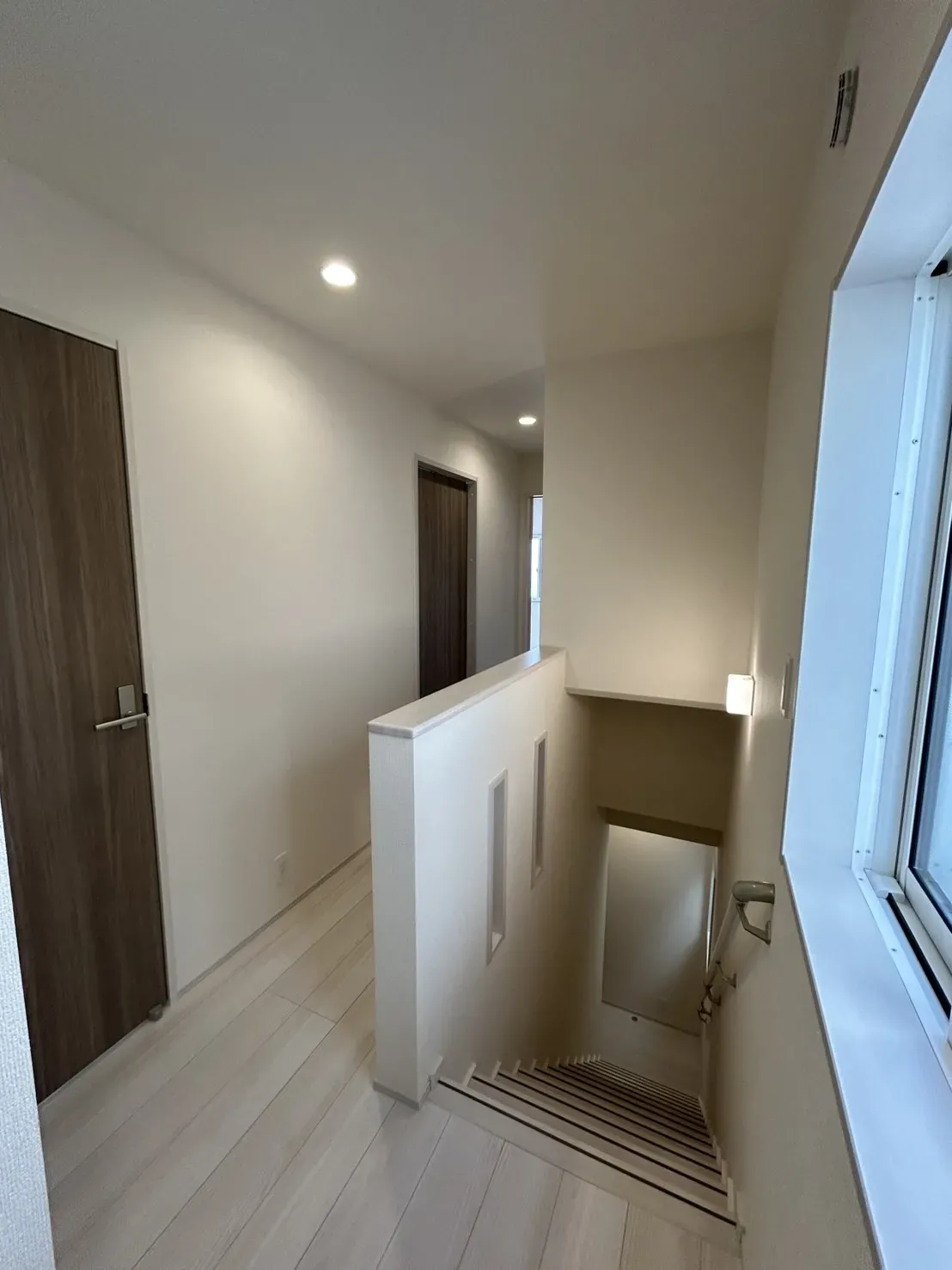 【2階廊下】階段は手すり付きで安心です!