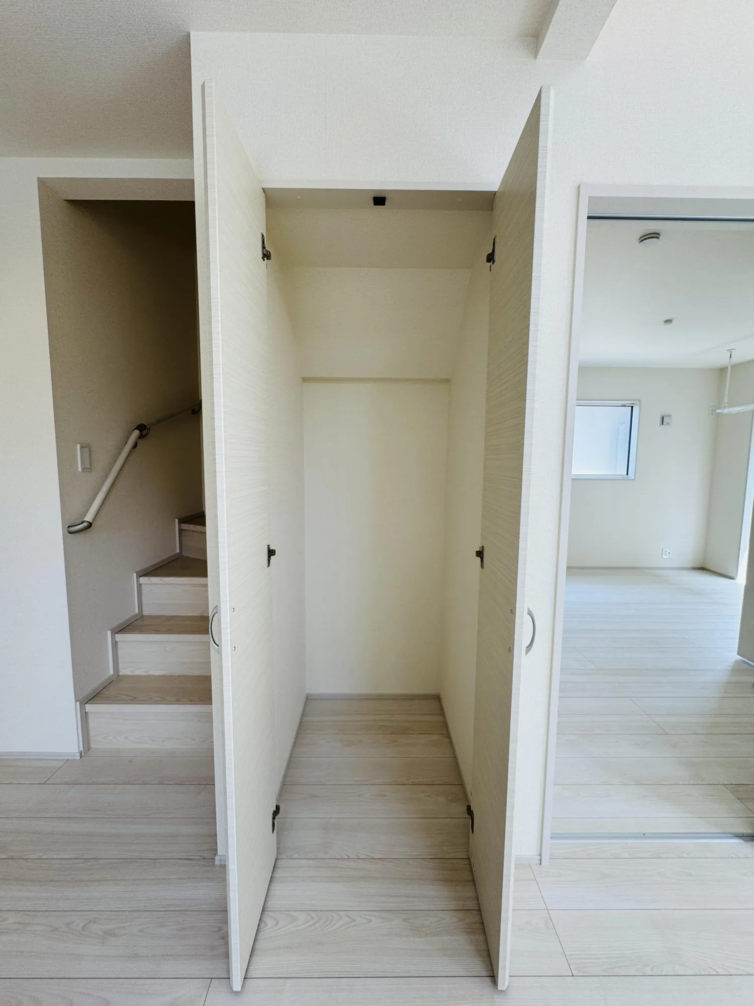 【ロフト階段・収納】