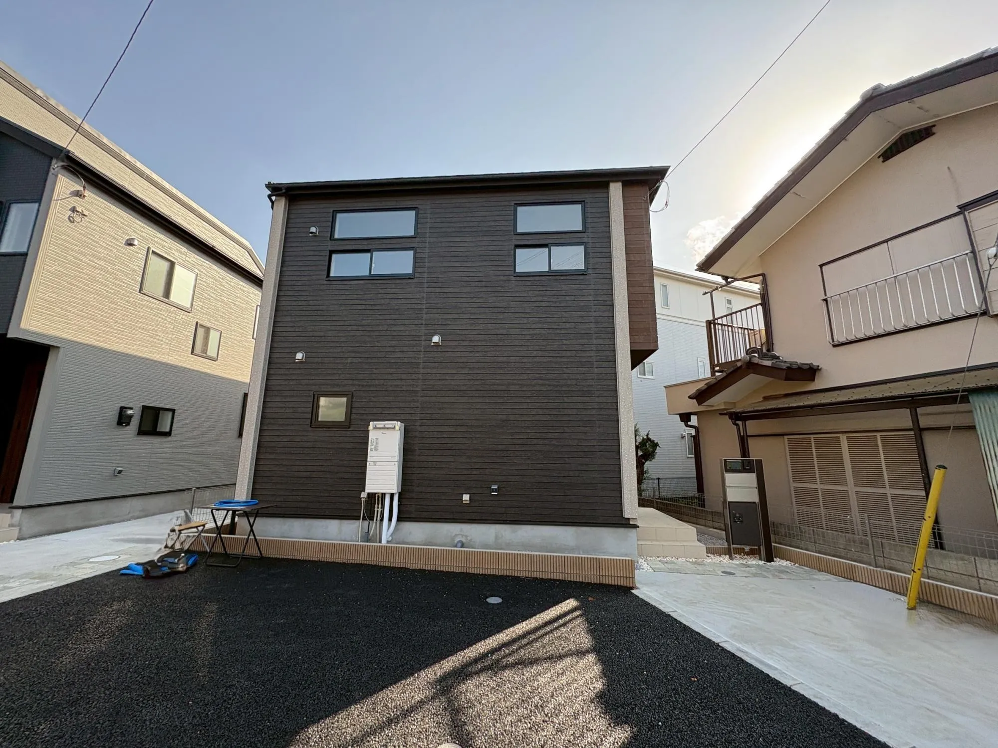 外壁が周囲の街並みと青空に生えるお洒落な仕上がり!周囲には高い建物のないエリア。青い空が大きく感じますね。