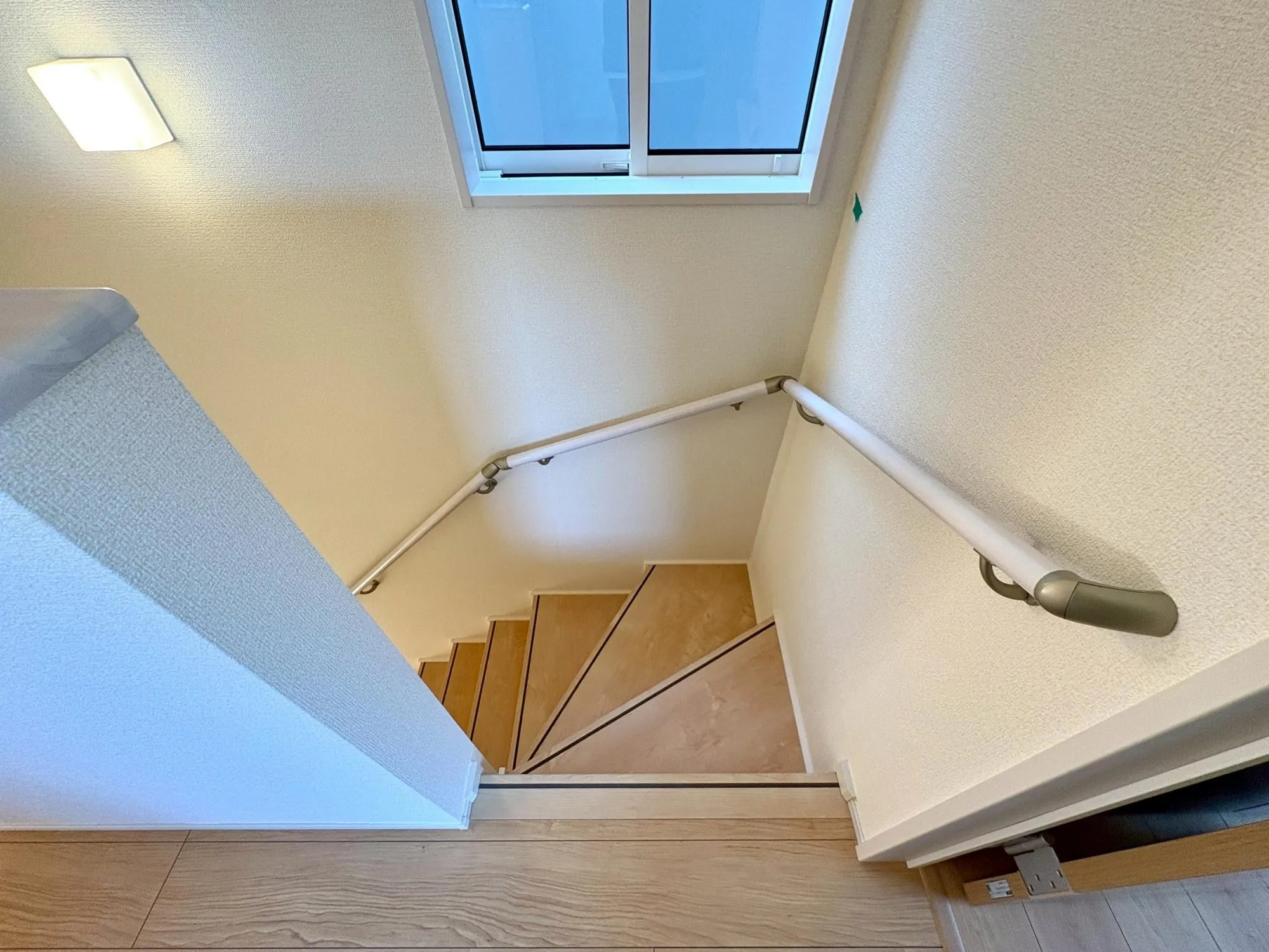 【3号棟】手すり付き階段