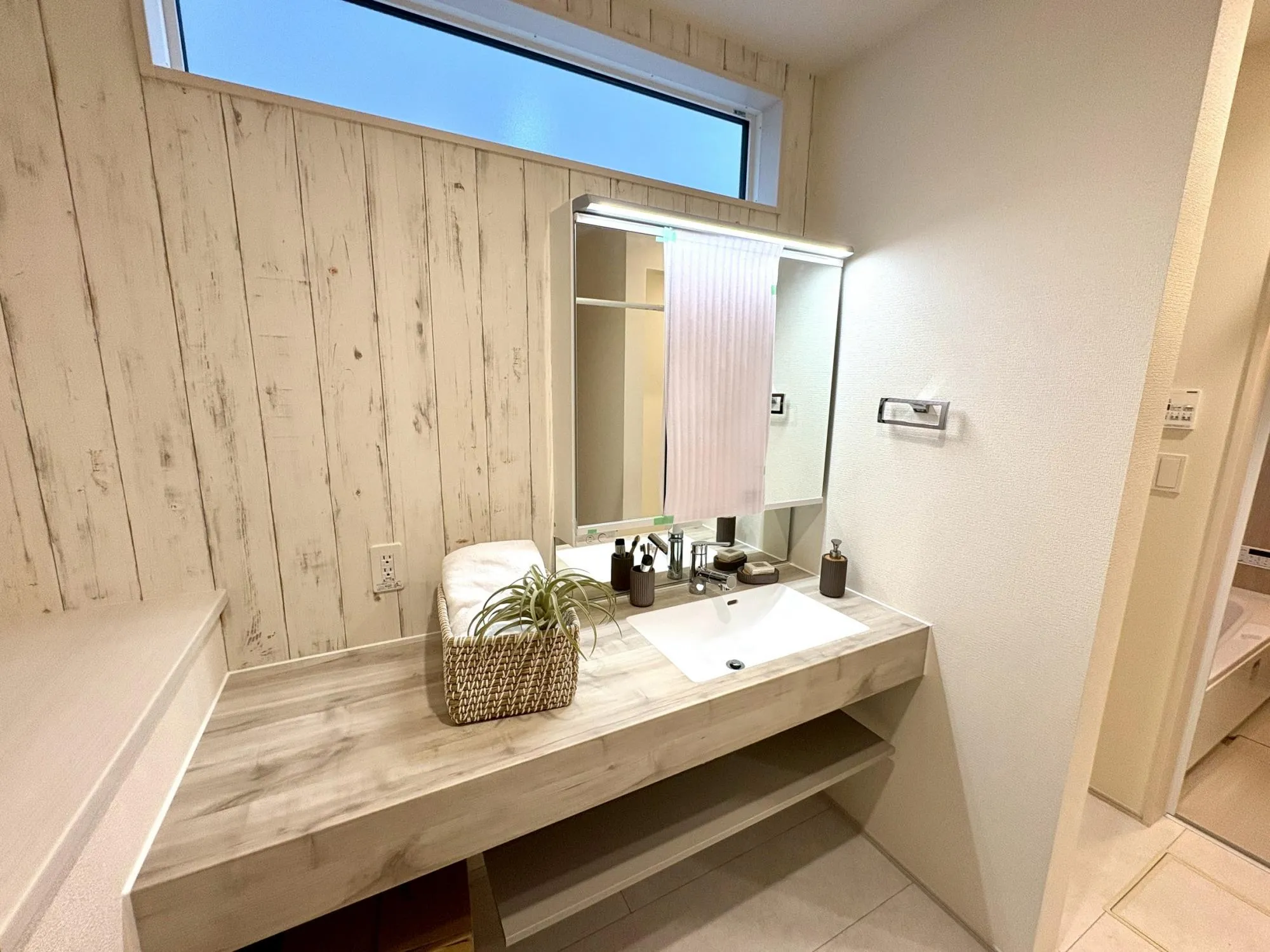 【3号棟】一日の始まりの朝、歯磨きをしたりメイクや髪をセットしたり・・・使いやすさが考えられた3面鏡です♪シャワー付水栓で洗面台でのシャンプーや毎日の掃除に大変便利ですね♪