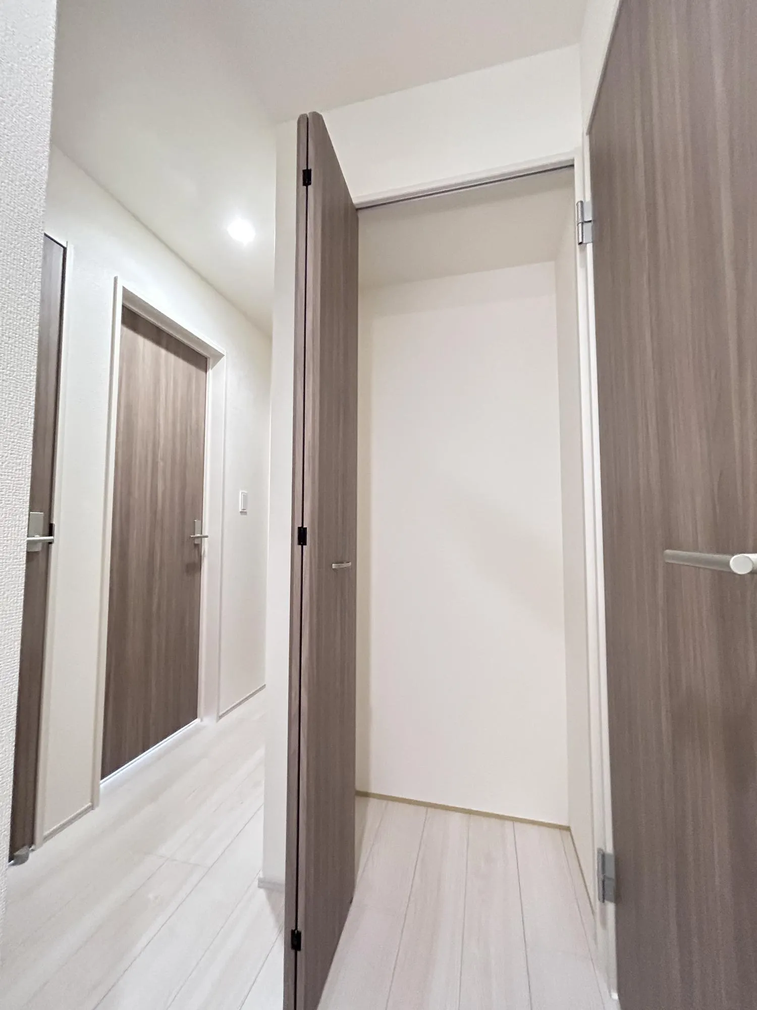 【2号棟2階廊下収納】