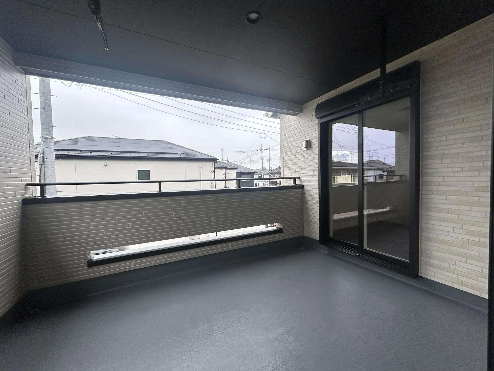 2号棟 雨の日でも活躍するインナーバルコニーを備え、家事の負担を軽減してくれる便利なスペースです。