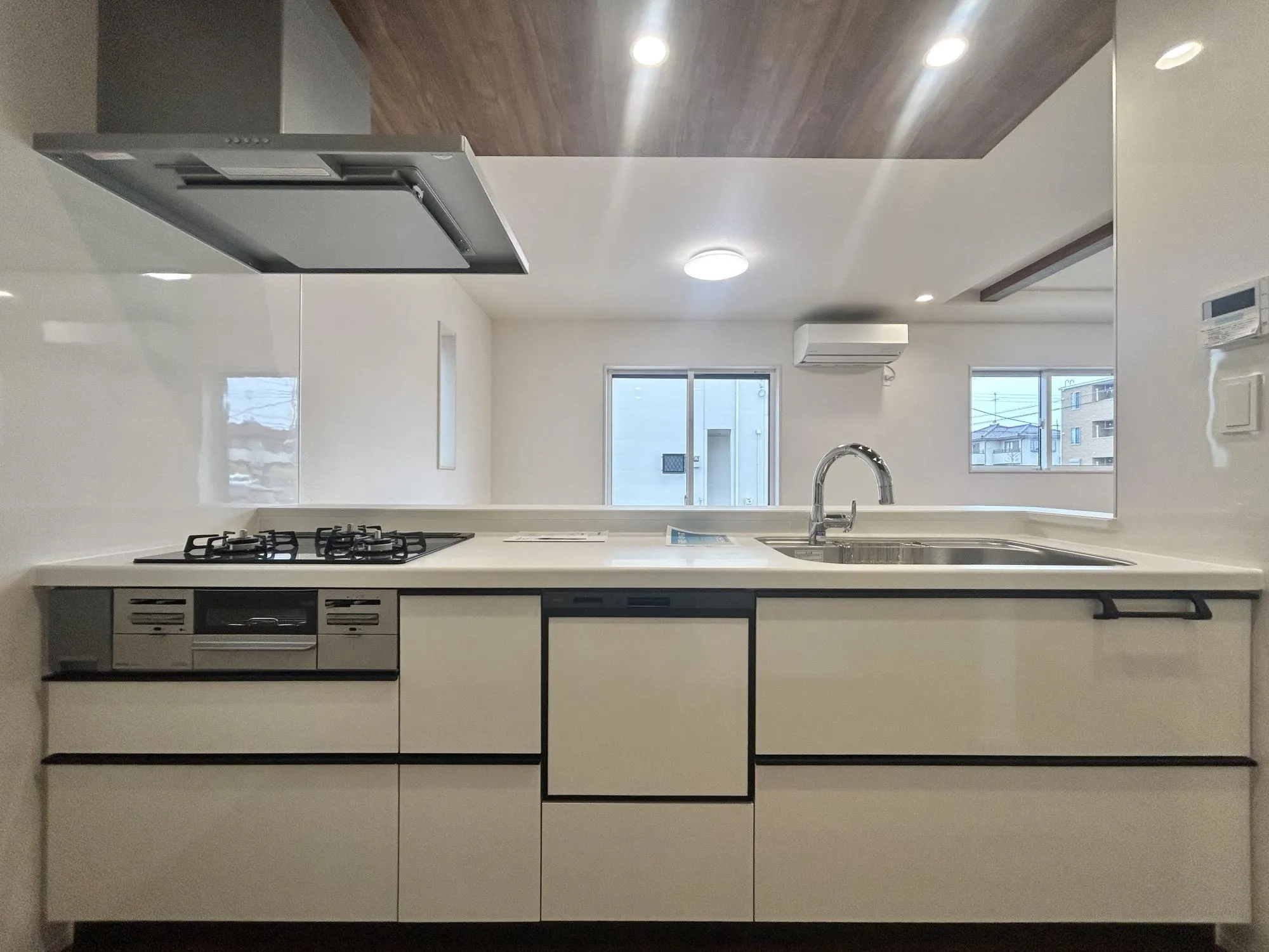 2号棟 キッチンには収納スペースも多数あるため、調理器具の収納にも安心◎