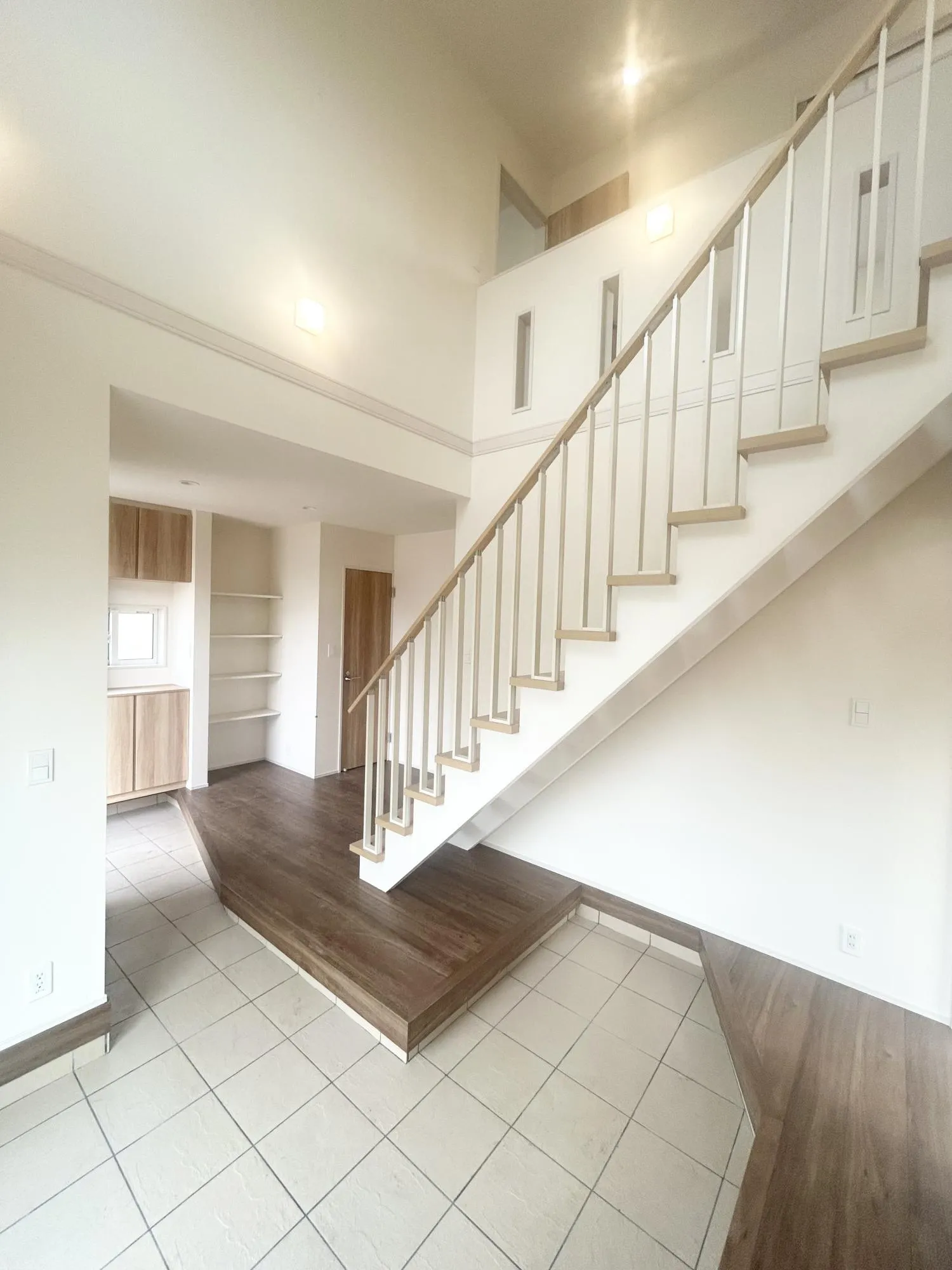 2号棟 マルチエントランスは便利なコンセント付きで、掃除機や電動自転車の充電、アウトドア用品のメンテナンスにも活躍します。