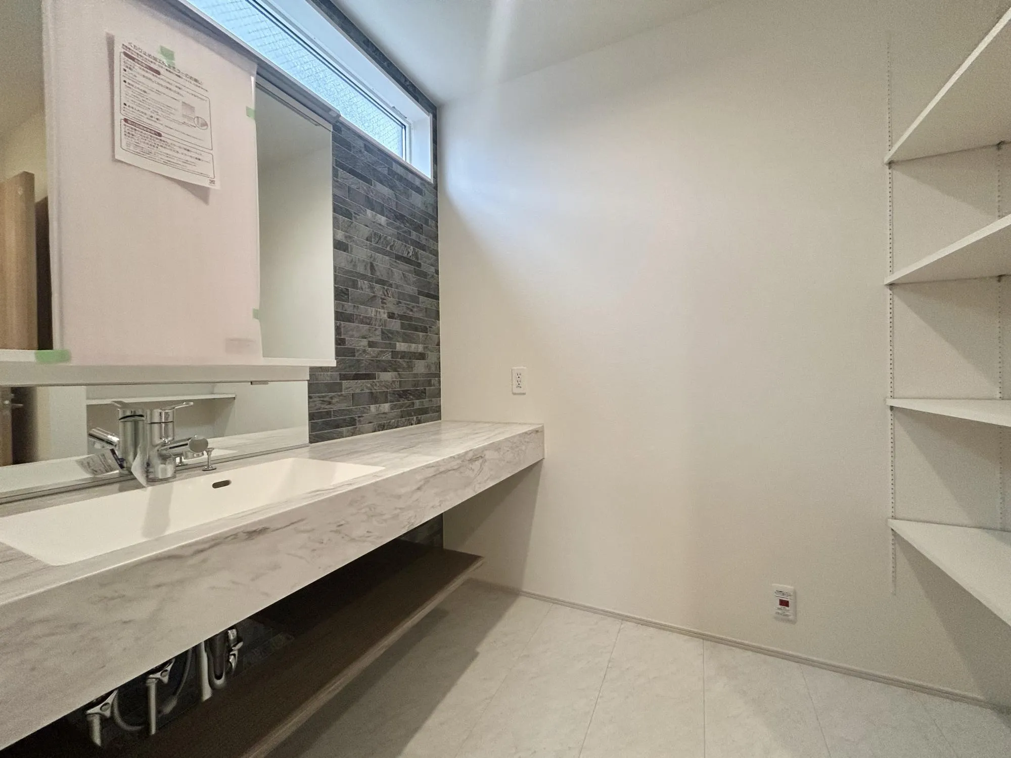 2号棟 おしゃれなデザインで広々使える洗面スペース◎三面鏡で収納も充実♪