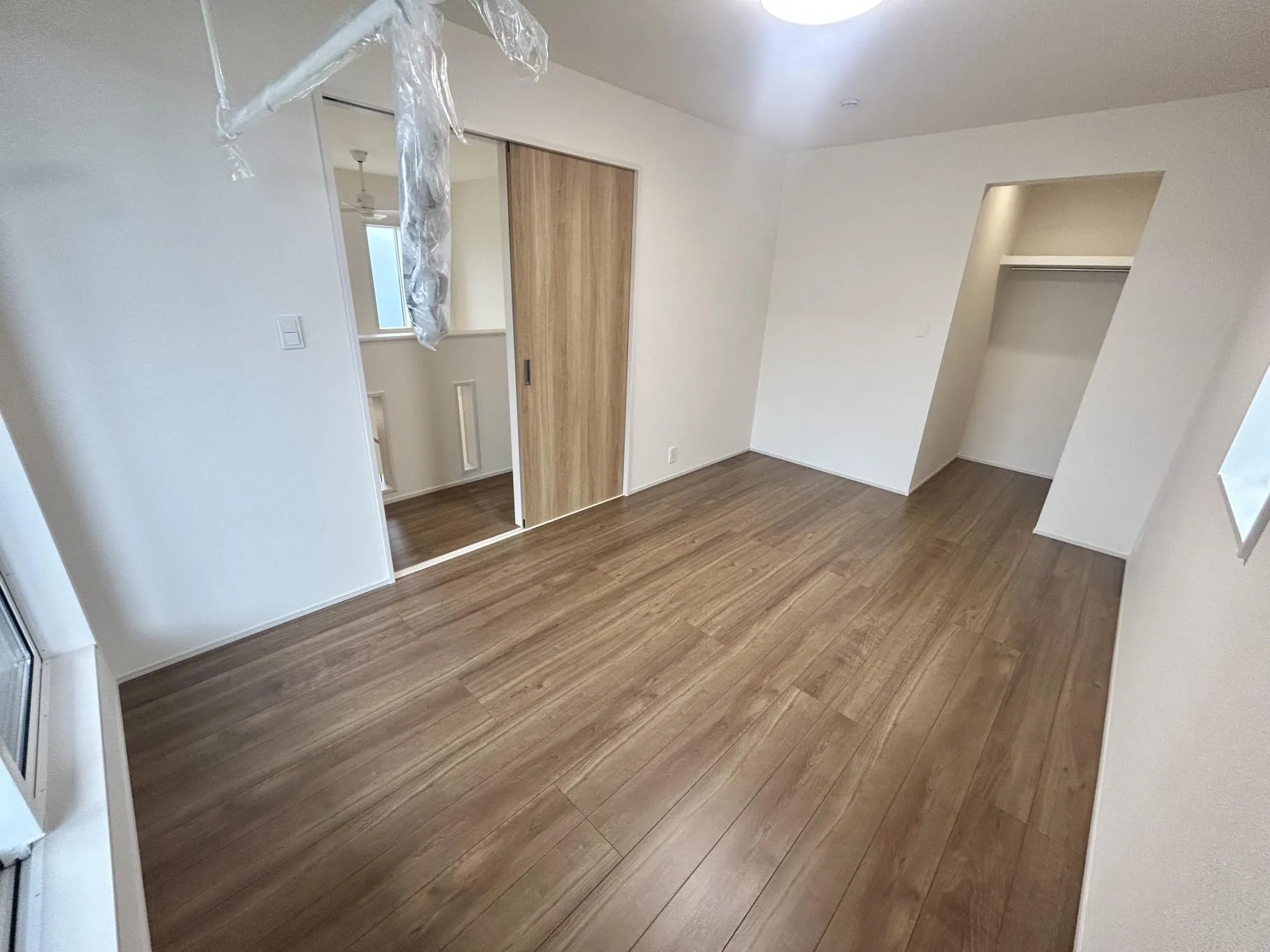 2号棟 洋室(7.125帖)は室内物干しが付いており、雨の日の洗濯を手助け◎