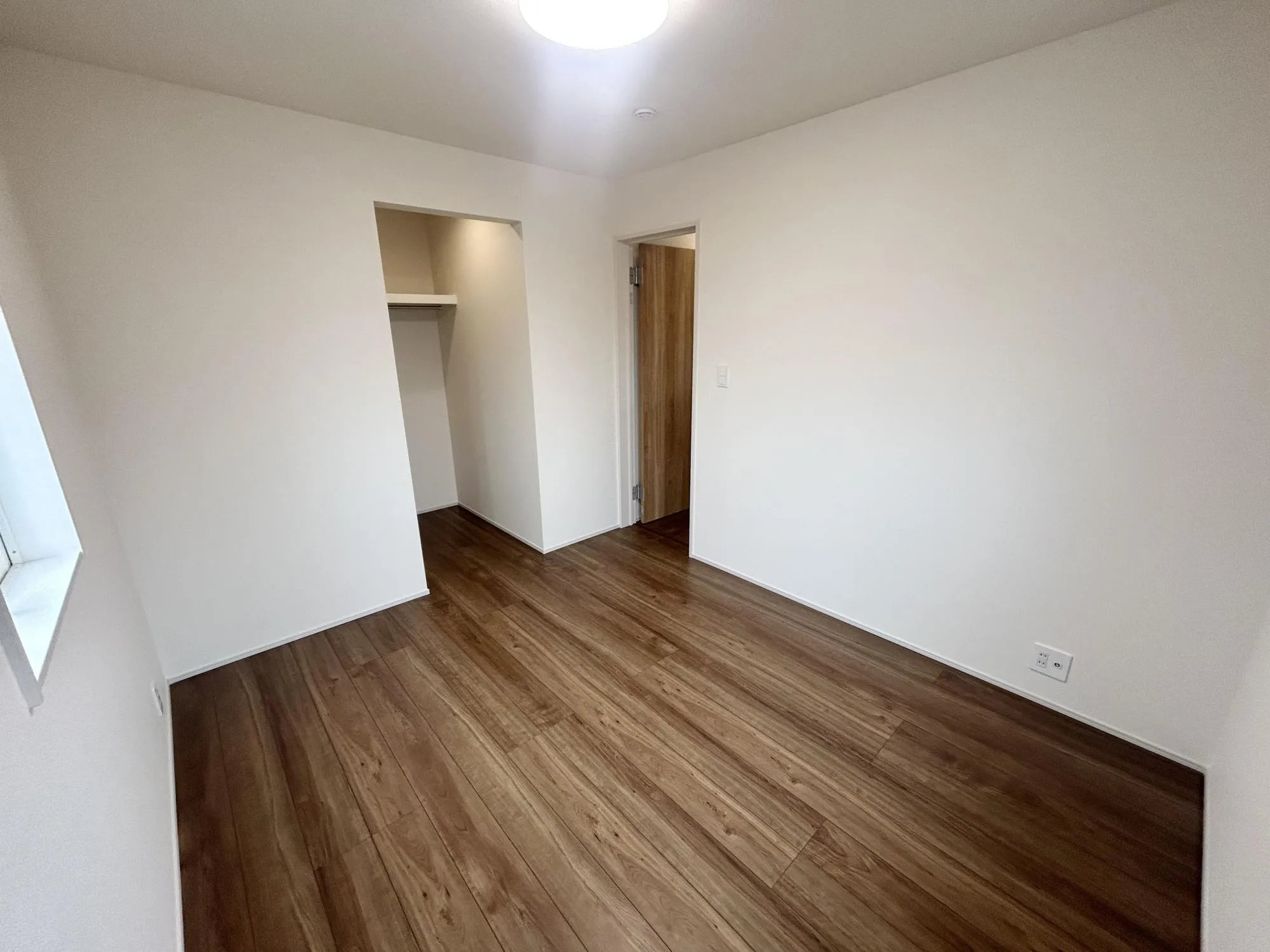 2号棟 ウォークインクローゼットがついており、服やモノが多い方にも安心してご利用いただけます。