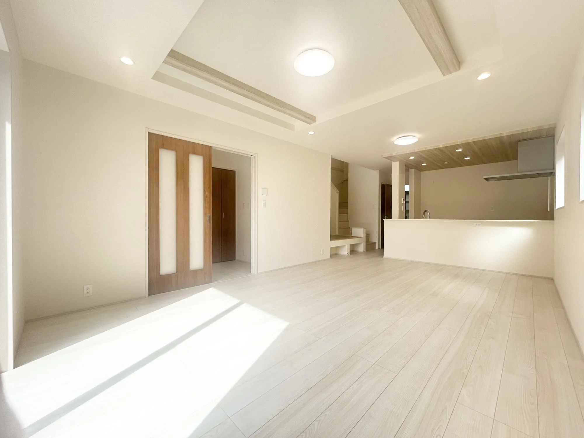 広々としたリビングが魅力的♪日当たりもよく居心地の良い空間です。自然と家族が集まりコミュニケーションが弾みそうですね◎