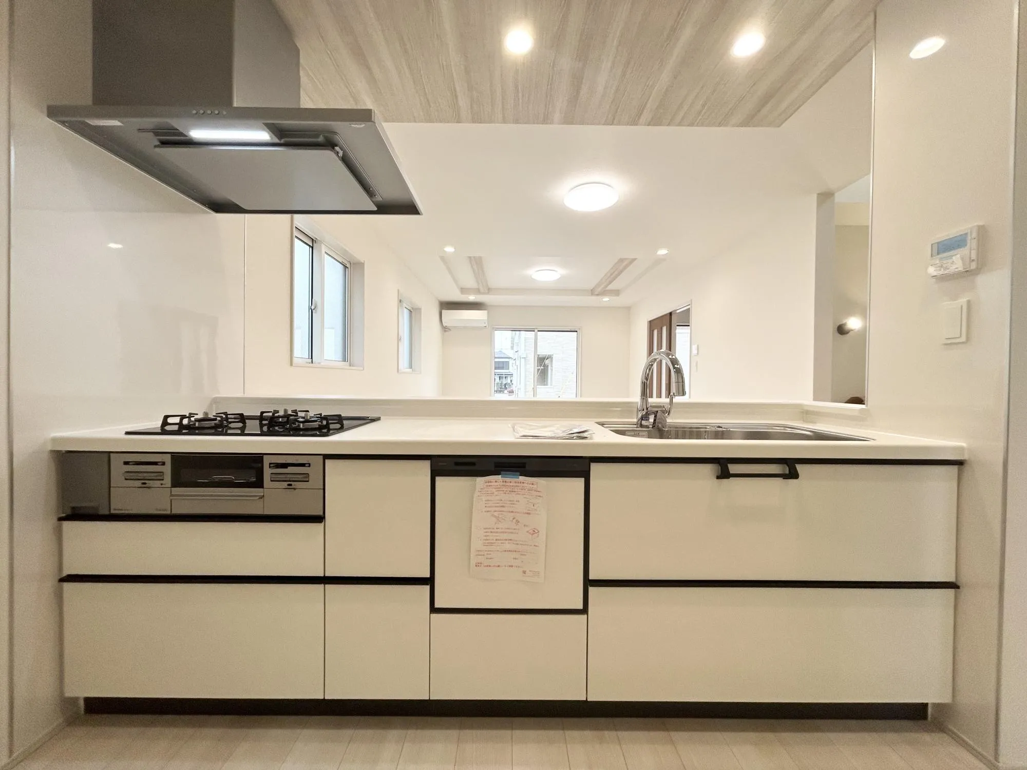 キッチンからリビング全体を見渡せ、そして、家族全員と会話ができる人気の高いオープンキッチン。大型の食器棚も設置できる広々としたキッチンスペースも魅力です♪