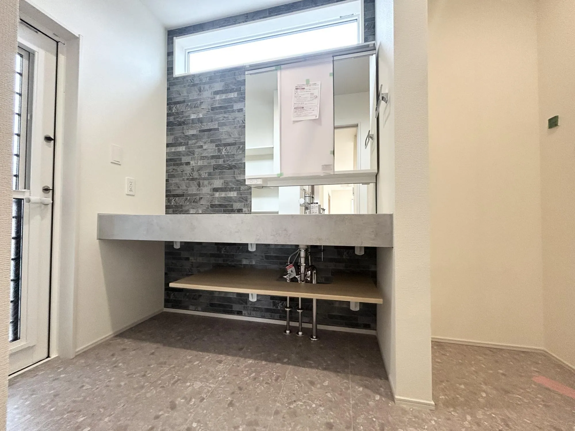 ワイドな洗面化粧台は朝のメイクやヘアセットなどの身支度もストレスなくこなせます。サニタリー収納もあるので、タオルなども綺麗に収納できて見た目もスッキリ♪