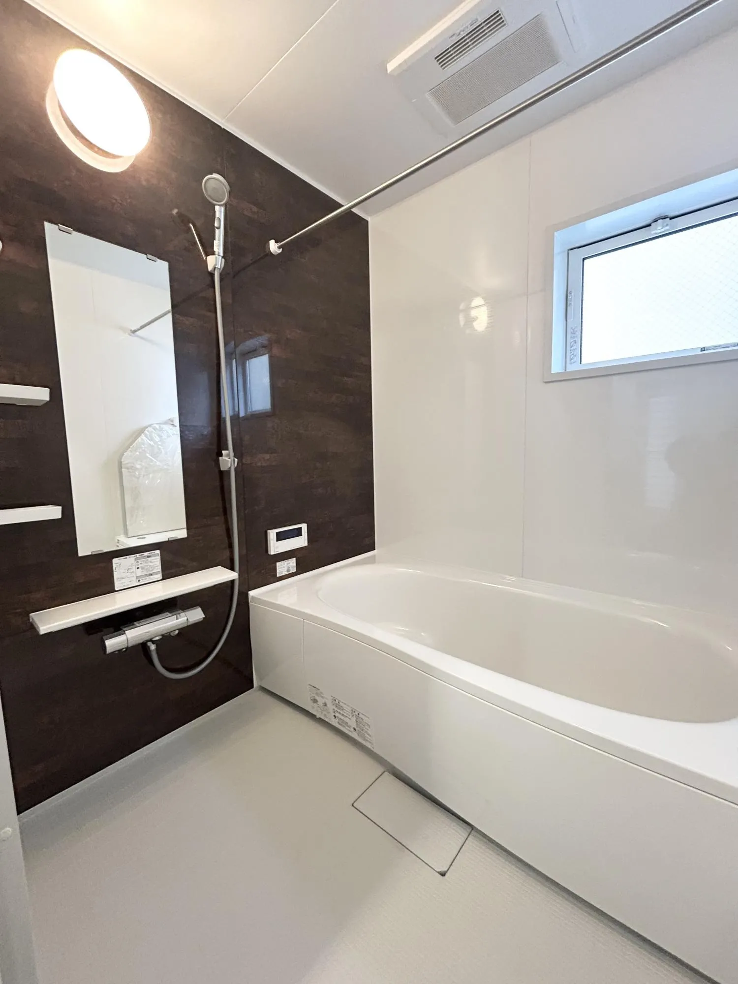 広々バスルーム。お子様とのふれあいの場所としても大切な空間。一日に疲れを癒す広々バスルームです。浴室乾燥機付きなので雨の日の洗濯はもちろん、換気が常にできてカビ防止に大活躍♪