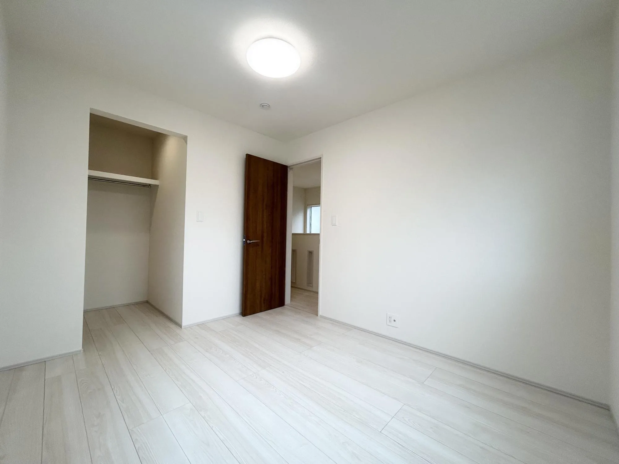 収納付き全居室なのでとても便利な仕様です♪お洋服がたくさんのご家族も安心です☆