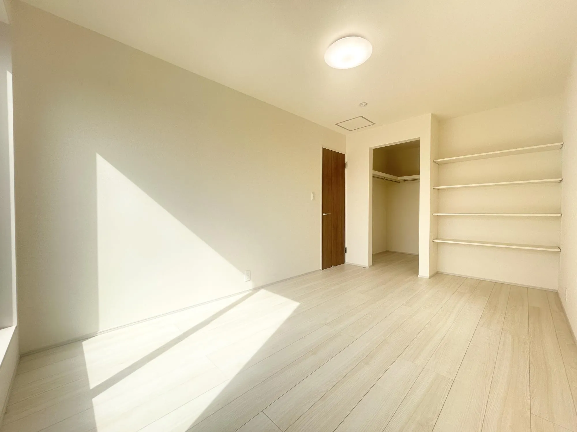 収納付き全居室なのでとても便利な仕様です♪お洋服がたくさんのご家族も安心です☆