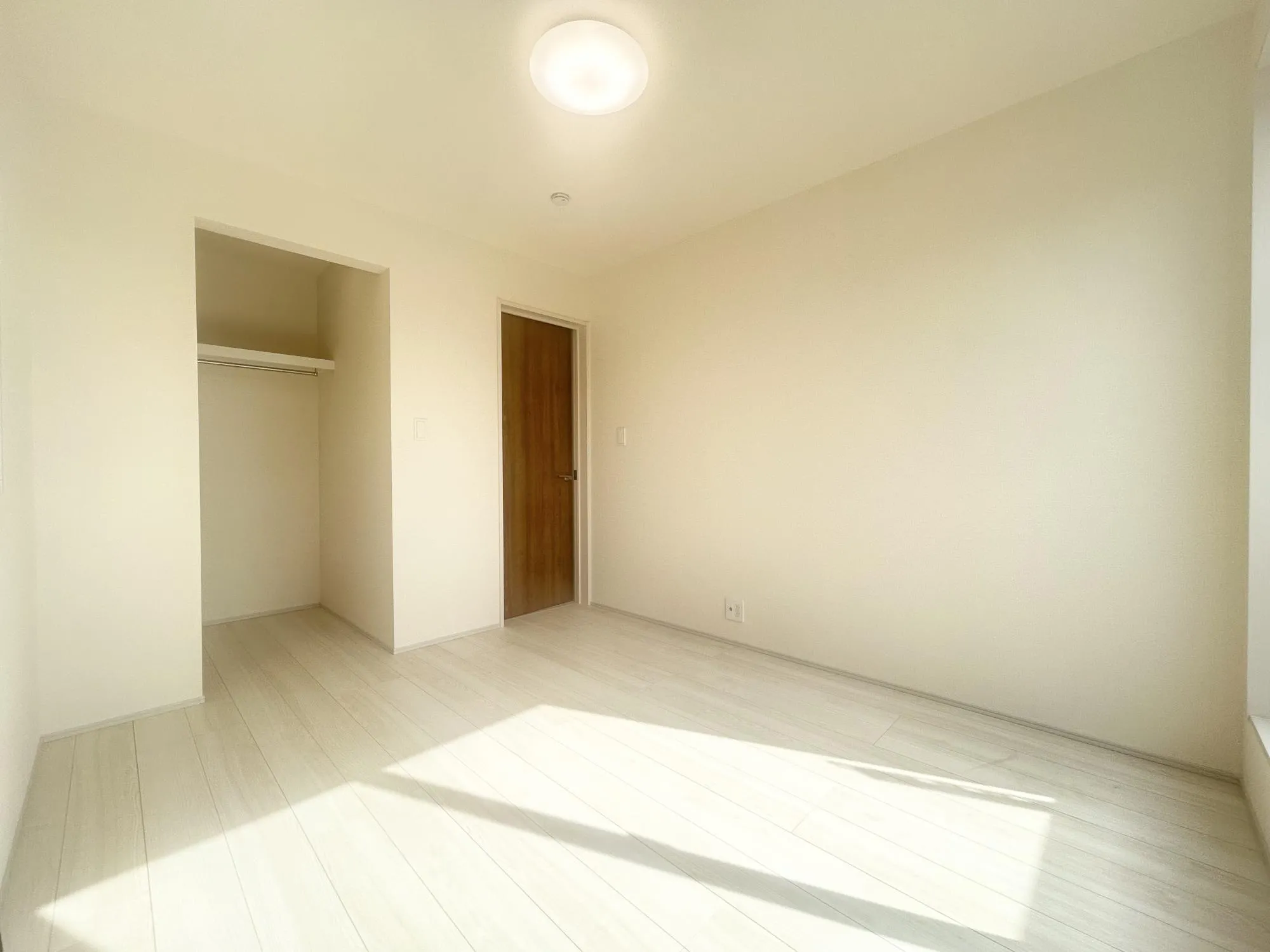 収納付き全居室なのでとても便利な仕様です♪お洋服がたくさんのご家族も安心です☆