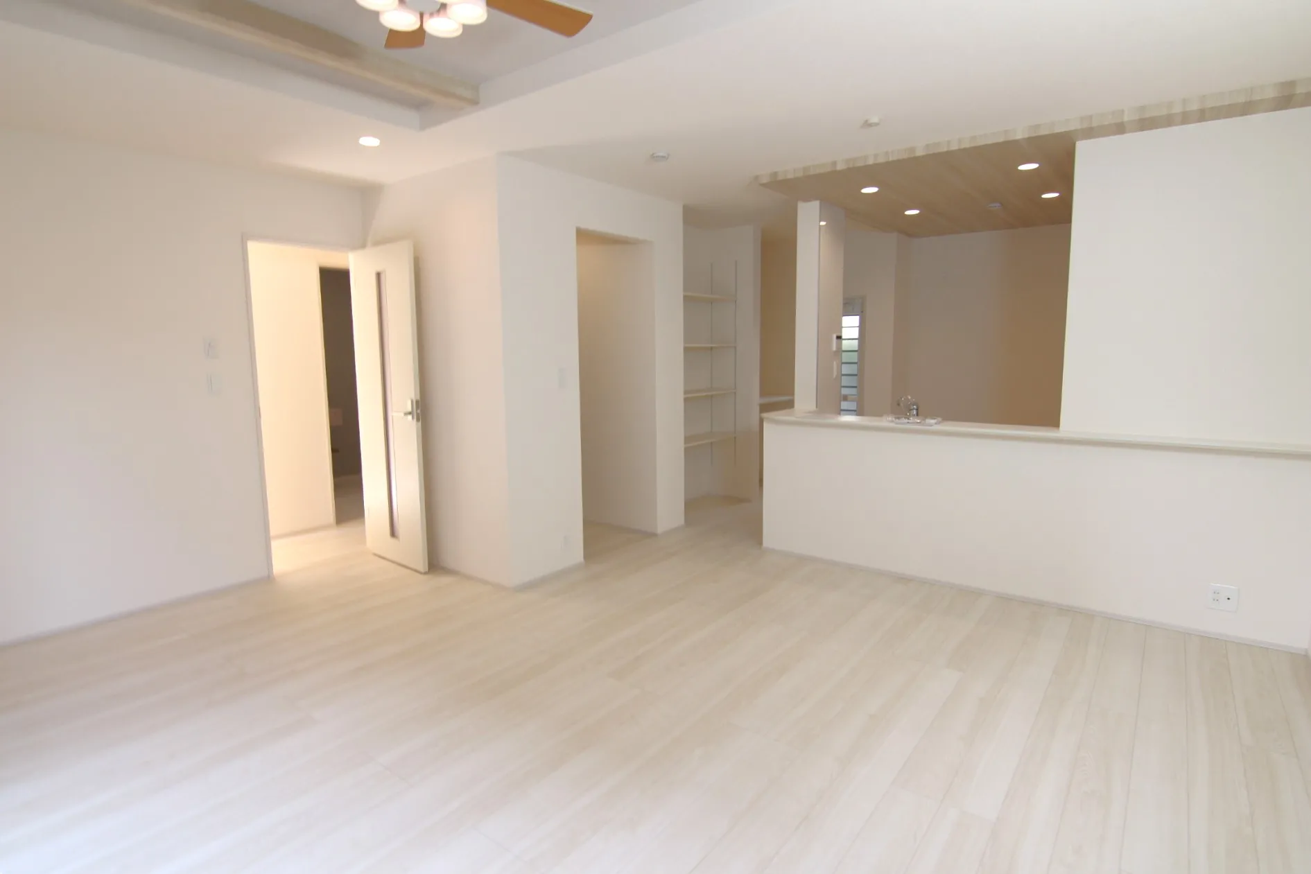 ①リビングは全棟折上天井採用!