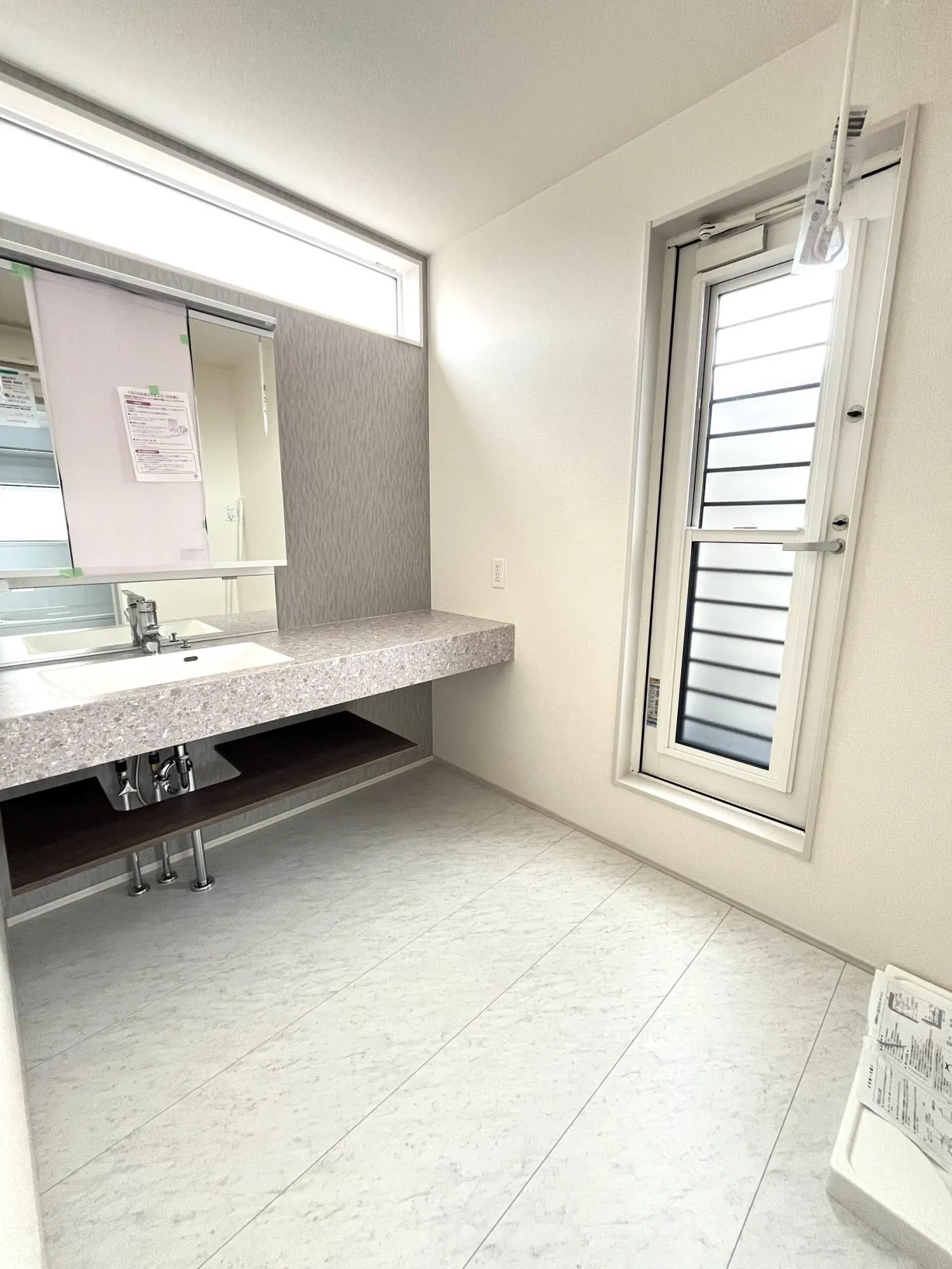 ワイド仕様でオシャレ&便利なスマートサニタリー