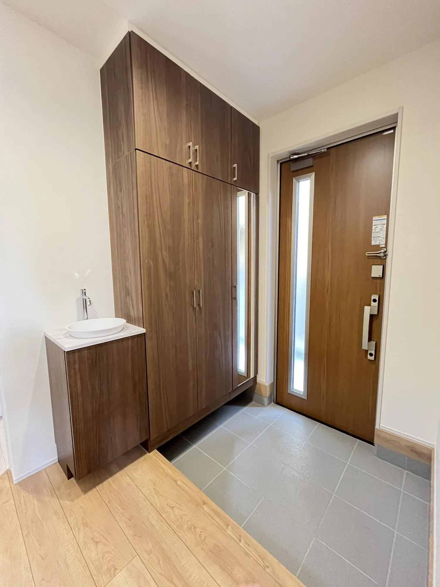 ゆとりある玄関には、収納スペースをしっかり確保。家族分の靴もすっきり片付けられ、いつでも美しい空間を保てます。