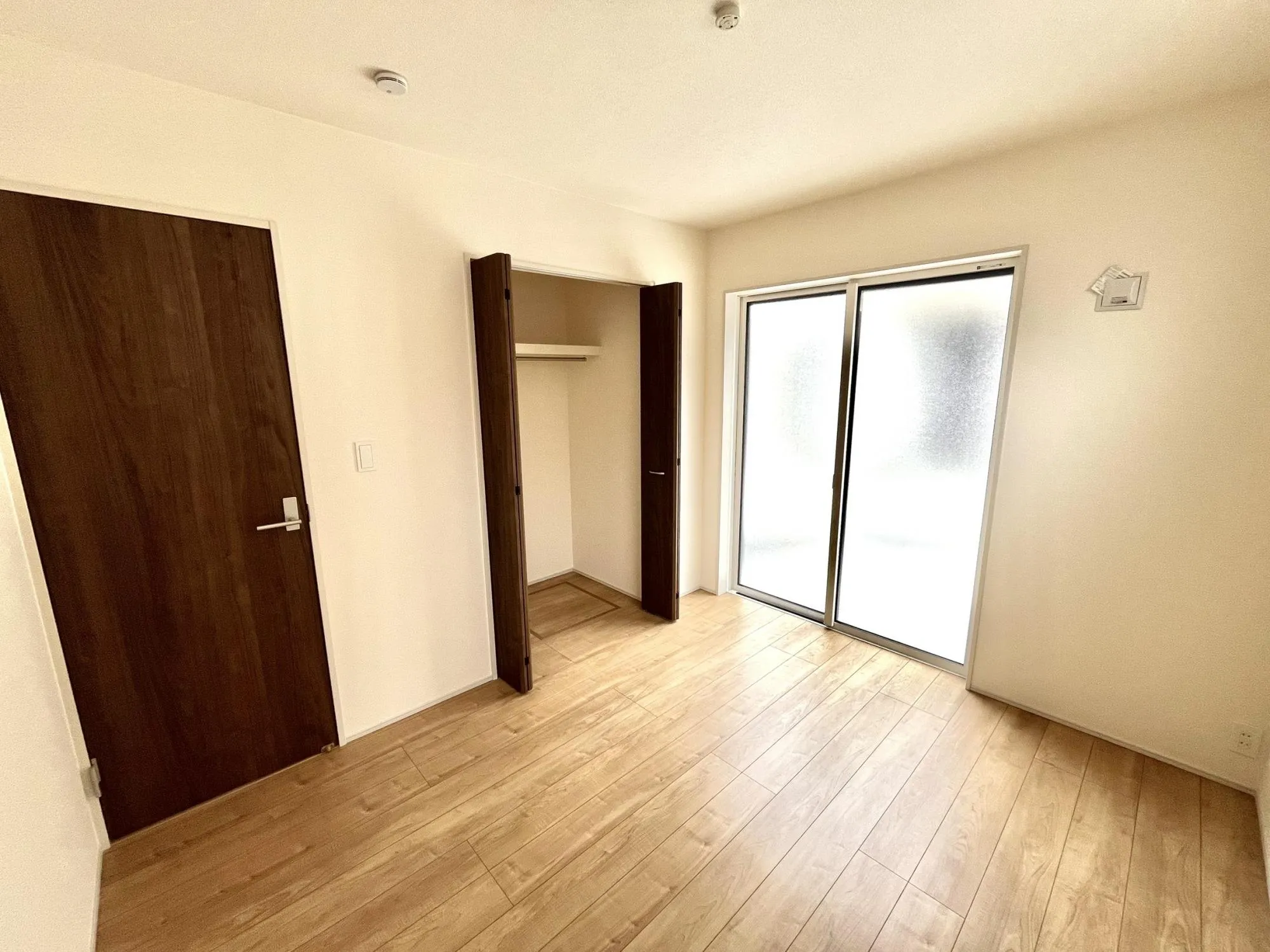 約5.25帖の洋室には掃き出し窓を設け、自然光がたっぷり差し込む心地よい空間。寝室や書斎など、多目的に使える便利な一室です。