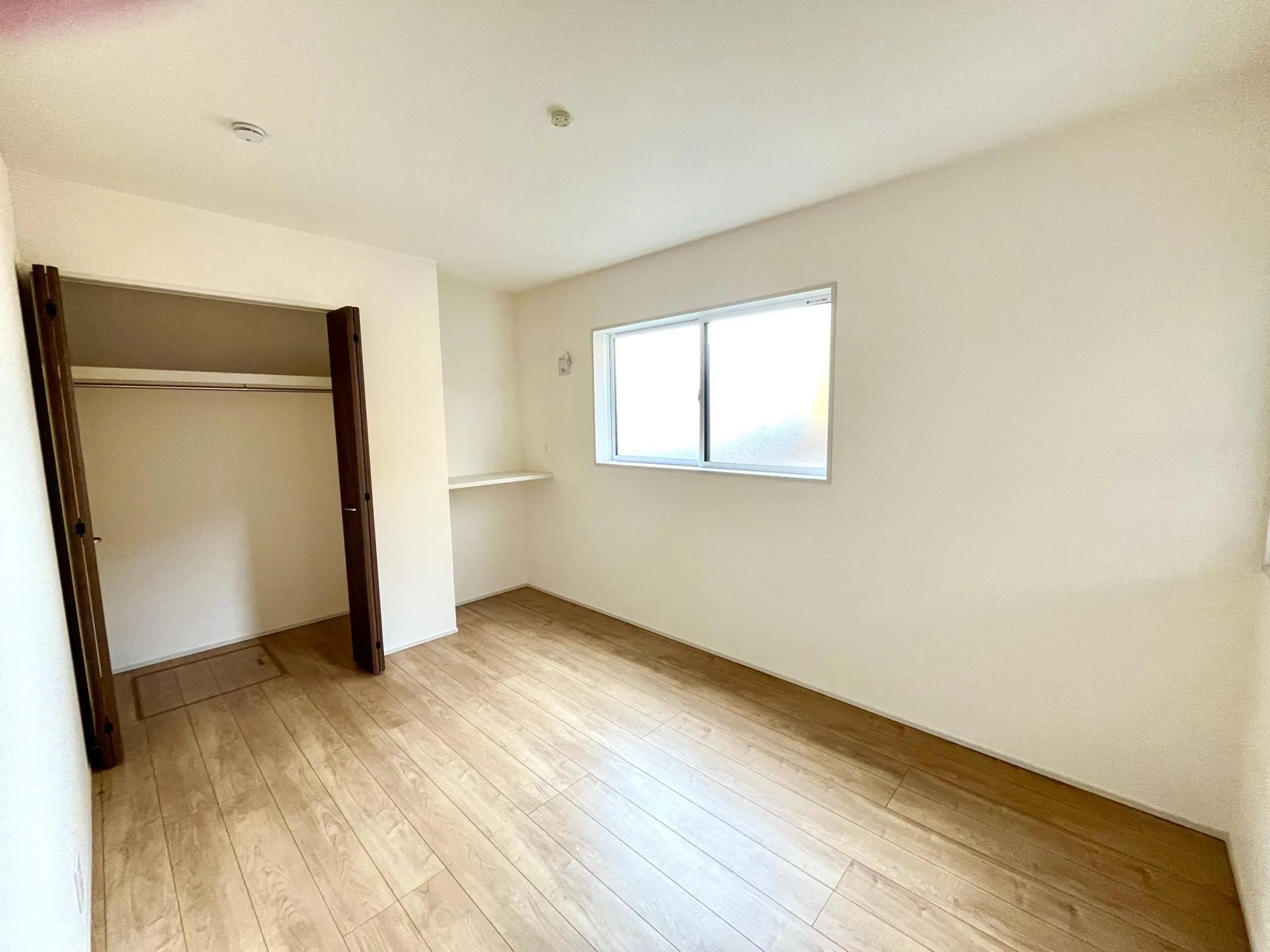 洋室には物置として便利なカウンターと、たっぷり収納できるクローゼットを完備。整理整頓がしやすく、快適な空間を保てます。