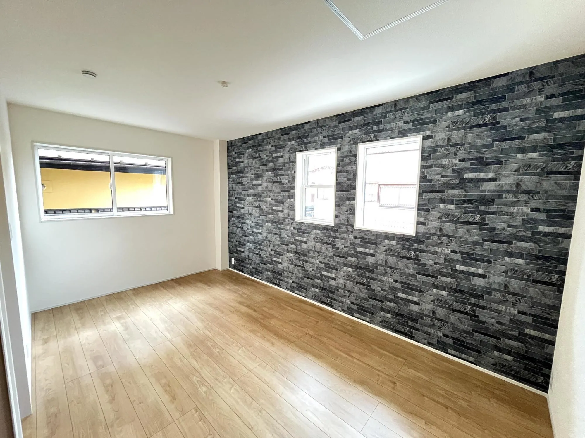 約7.5帖の広々とした洋室には、アクセントクロスを採用。落ち着きの中にデザイン性をプラスし、寝室や趣味部屋としても快適な空間です。