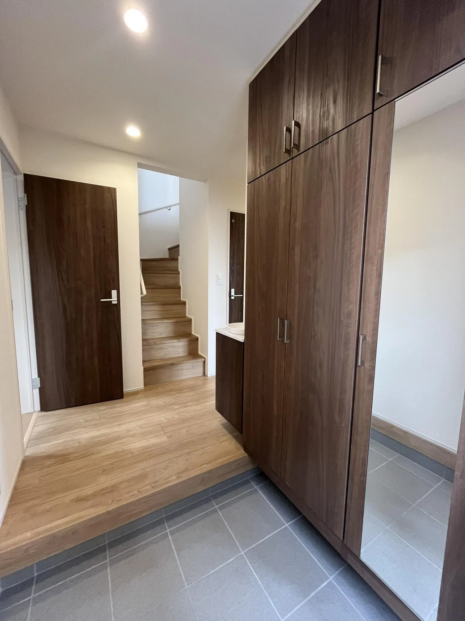 広さと収納力を兼ね備えた玄関は、家族の靴や小物をスマートに整理。おしゃれで機能的な空間が、毎日の出入りを快適にします。