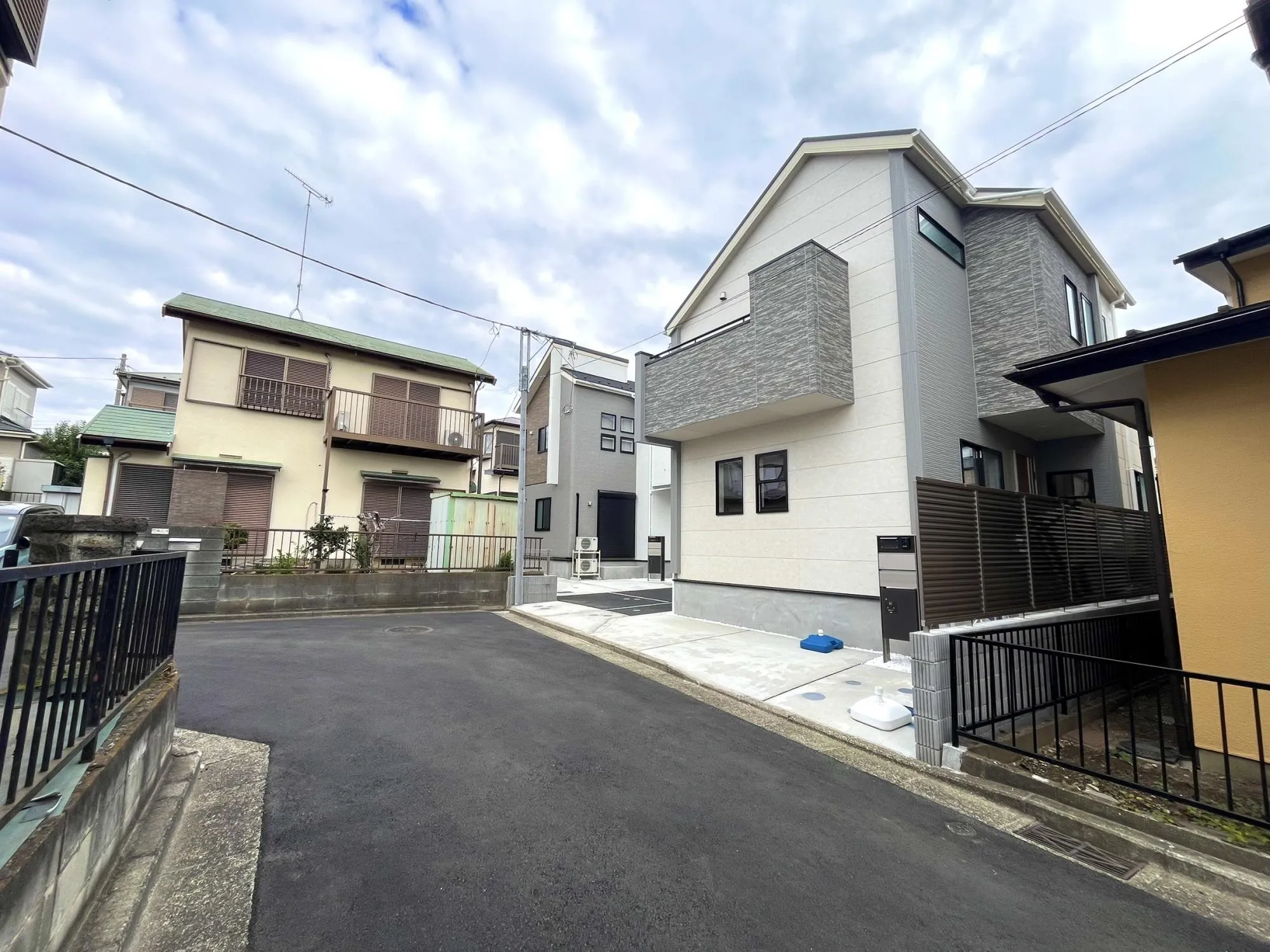 前面道路は交通量の少ない生活道路。駐車が苦手な方にも安心です。
