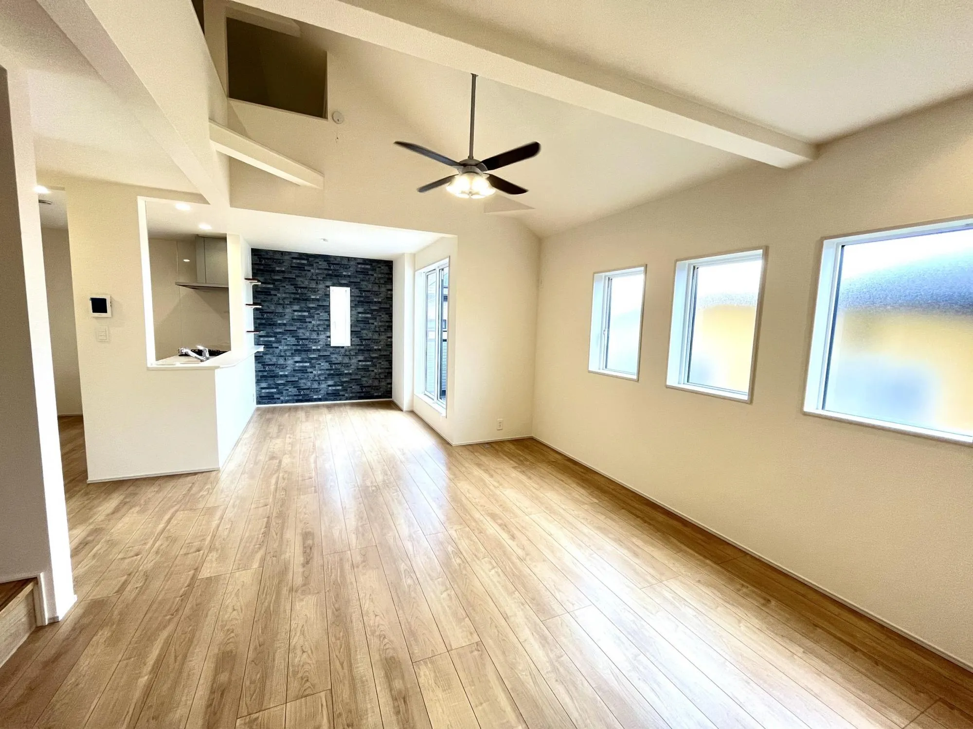 陽当たり良好な2階リビングは、勾配天井でさらに広がりを感じる空間。約17帖のゆとりある広さに、家族が自然と集まる心地よい住まいです。