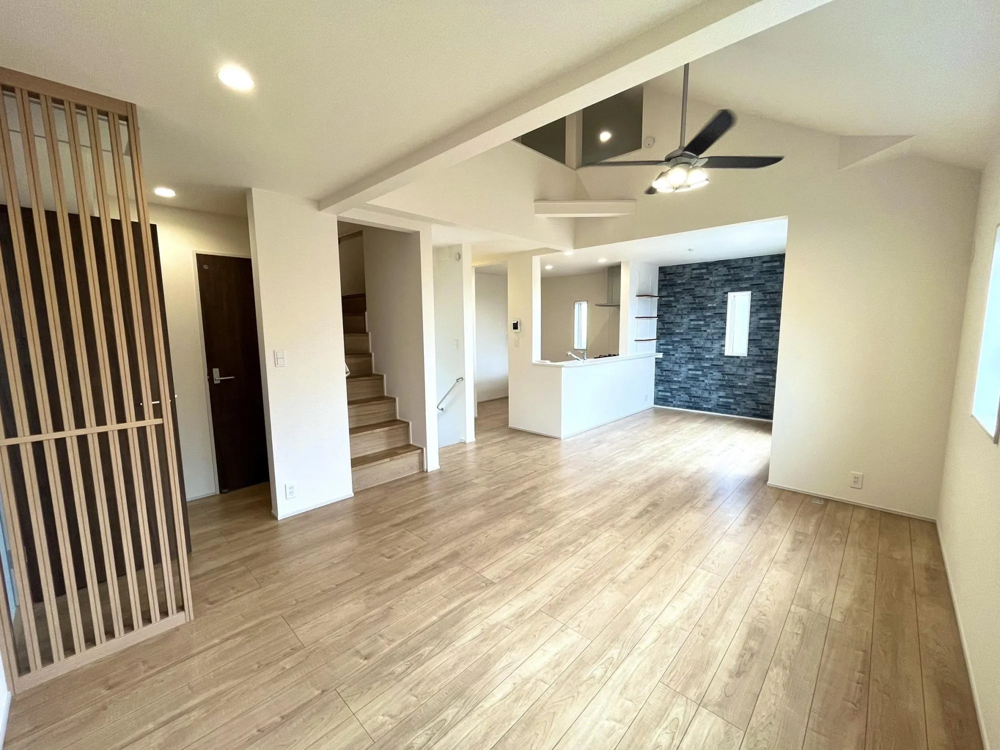 2階リビングならではの心地よい陽当たりが魅力。天井が高く開放的な空間を演出しています。家族が自然と集まる、明るく広々としたリビングで快適な時間をお過ごしいただけます。