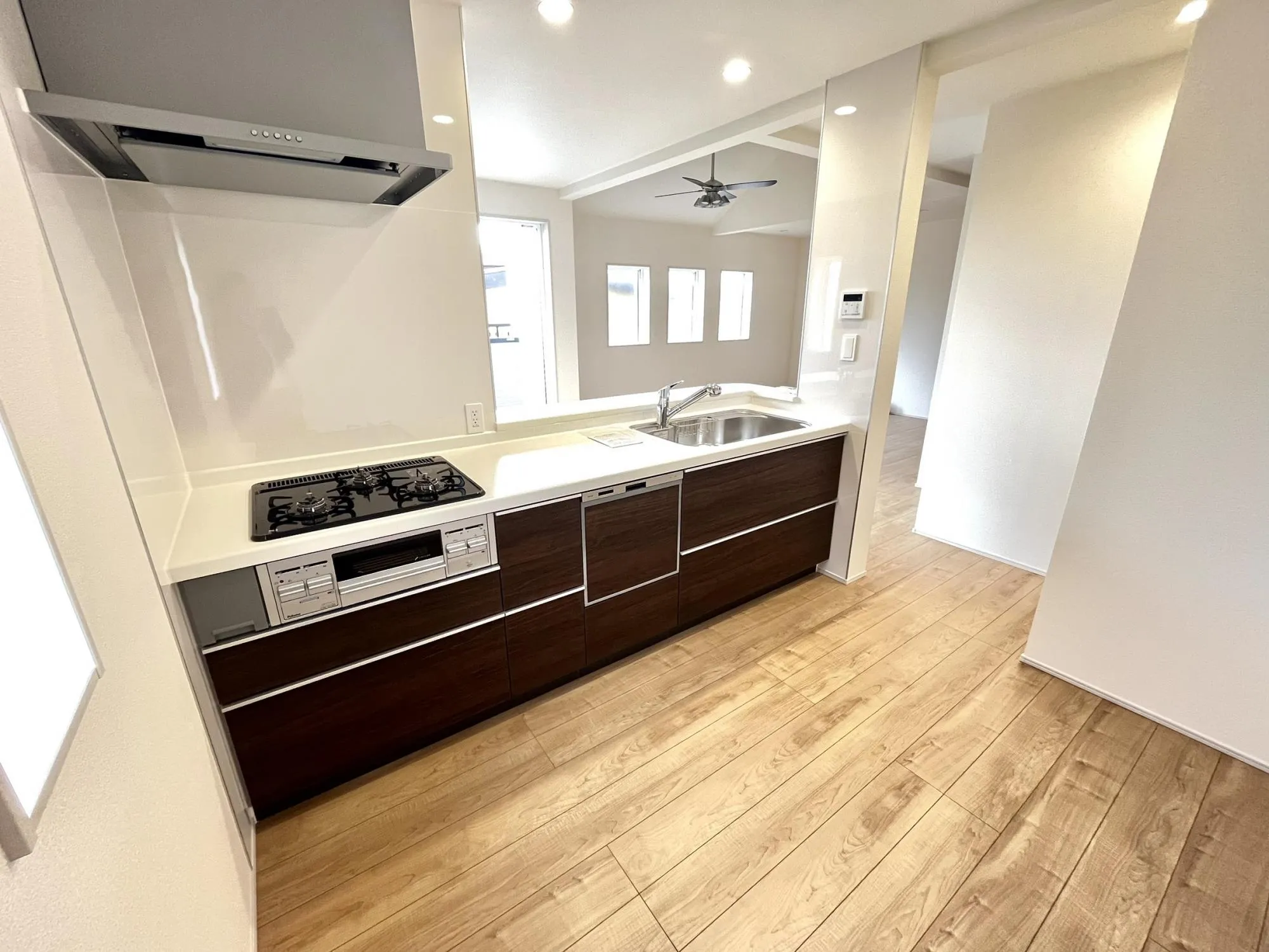 調理スペースを広く確保し、収納力もあります。スタイリッシュなデザインで、毎日の料理がもっと楽しくなるキッチンです。