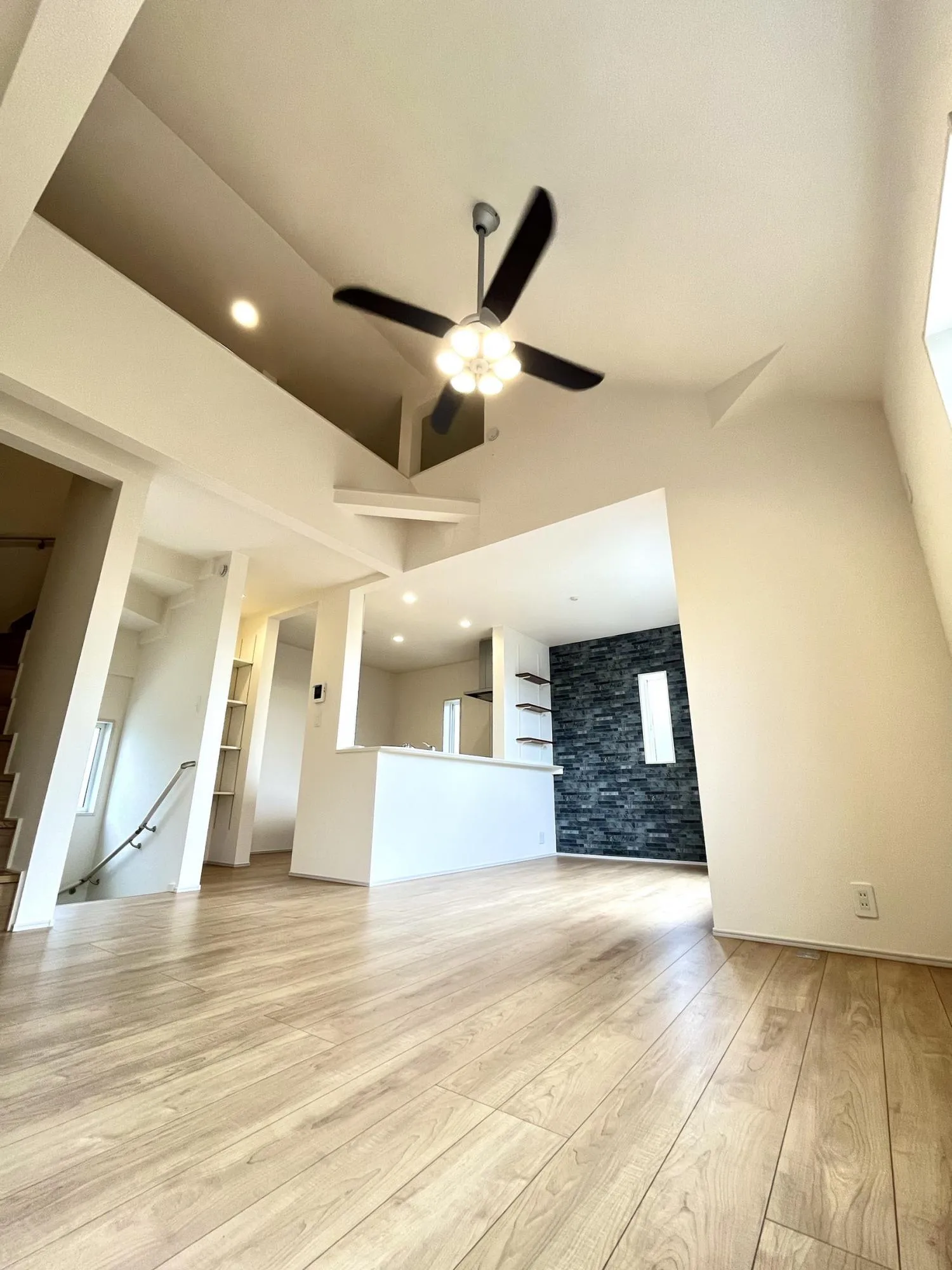 リビングの天井高は、写真以上の開放感を体感いただけます。
さらに備え付けのシーリングファンが空間のアクセントとなり、ワンランク上の演出をしています。