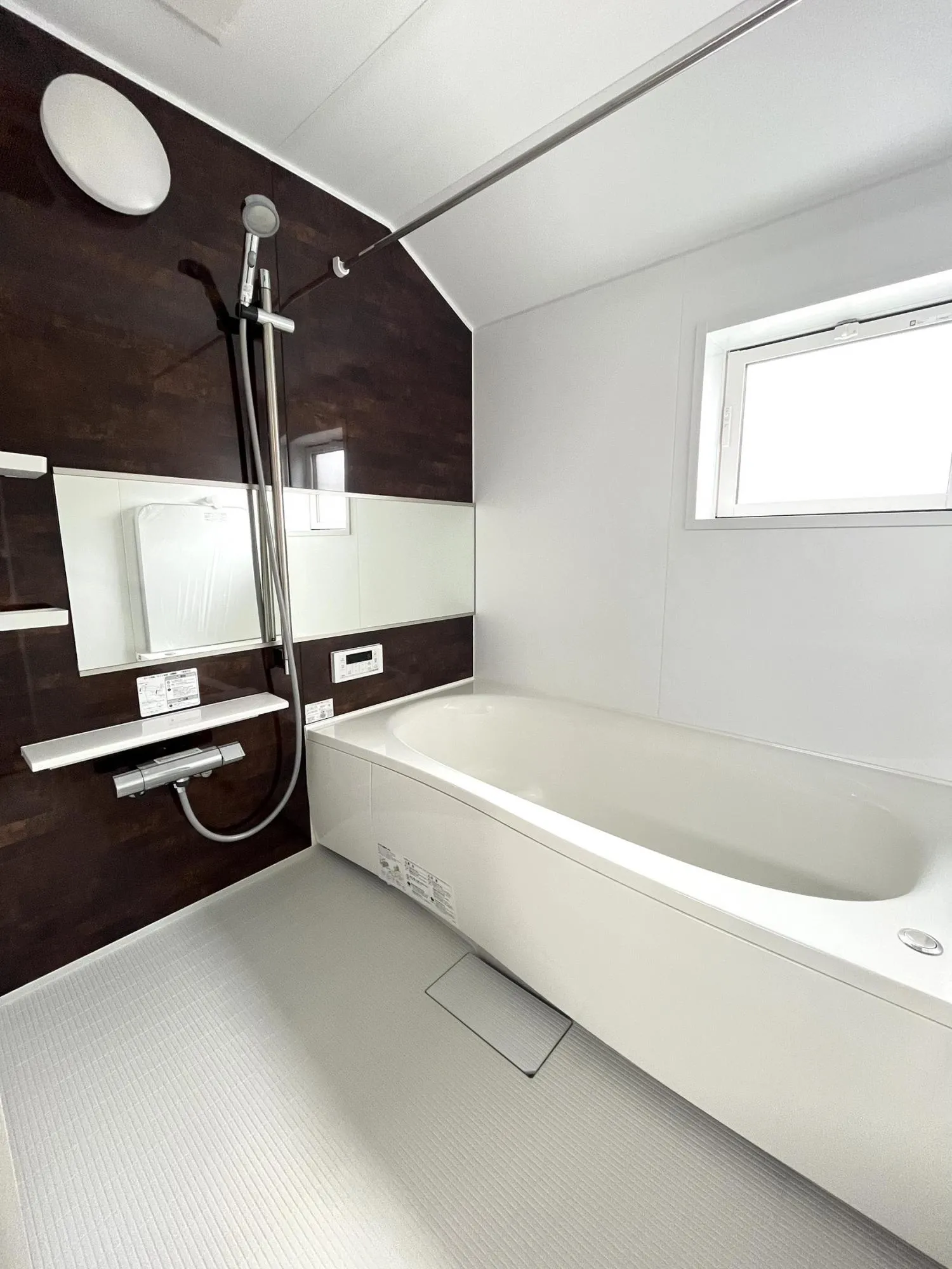 浴室は横長ミラー&スライドバーを標準装備