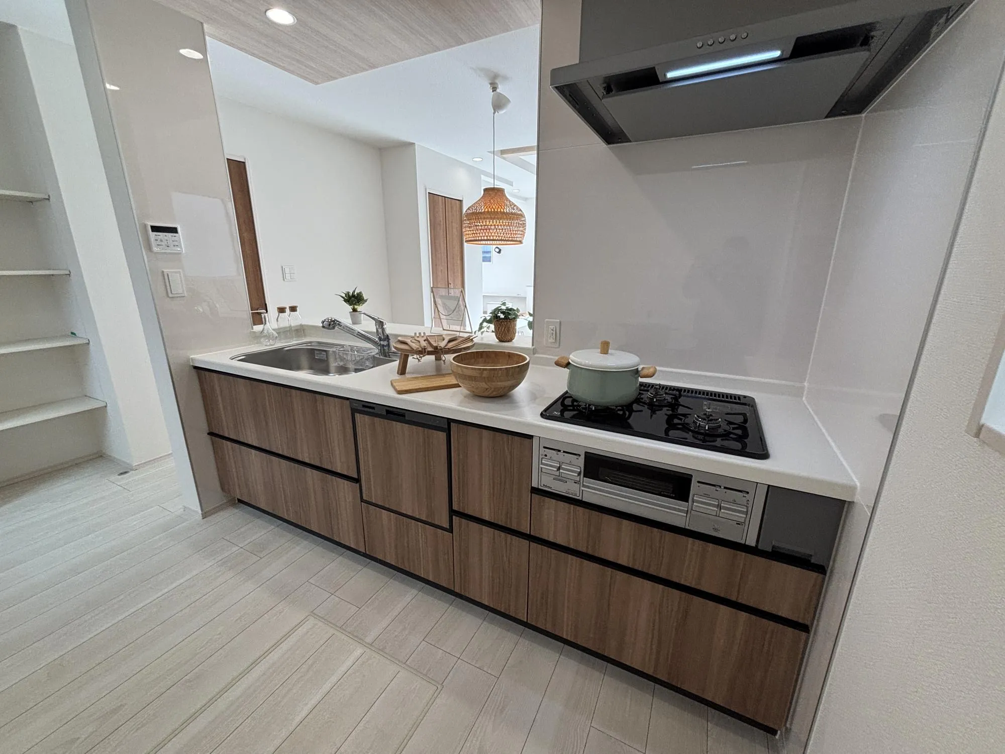 【キッチン(2号棟)家具付販売ではございません】ご家族との会話を楽しみながら料理ができる対面式キッチン。