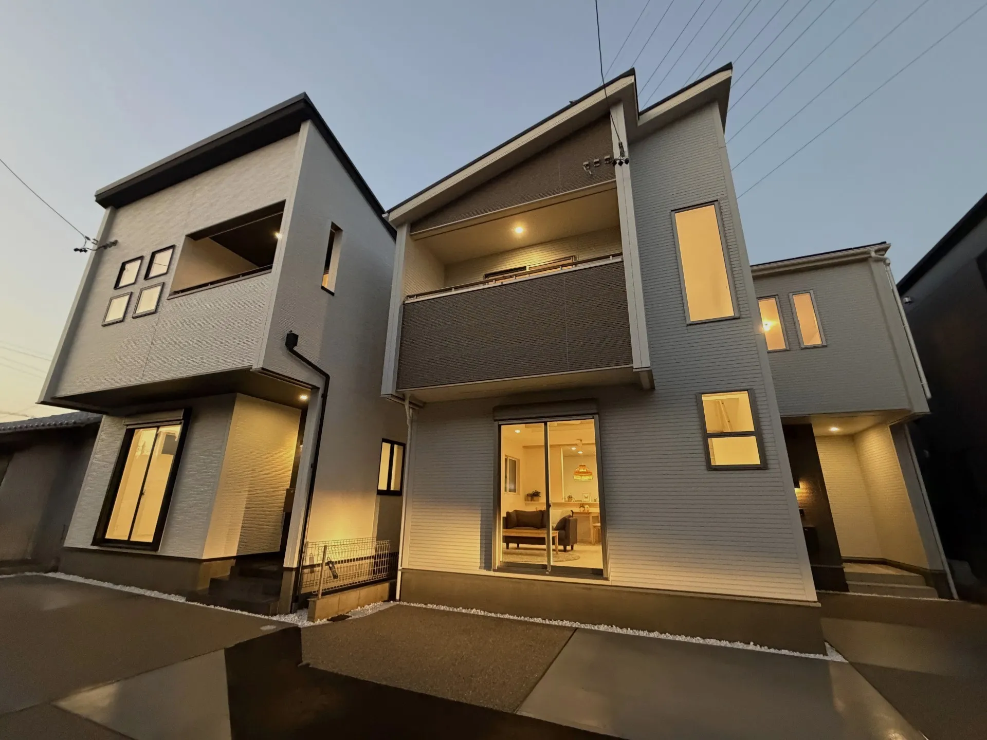 【外観写真(夜写真)】お昼の時間帯に比べより落ち着いた雰囲気になります。