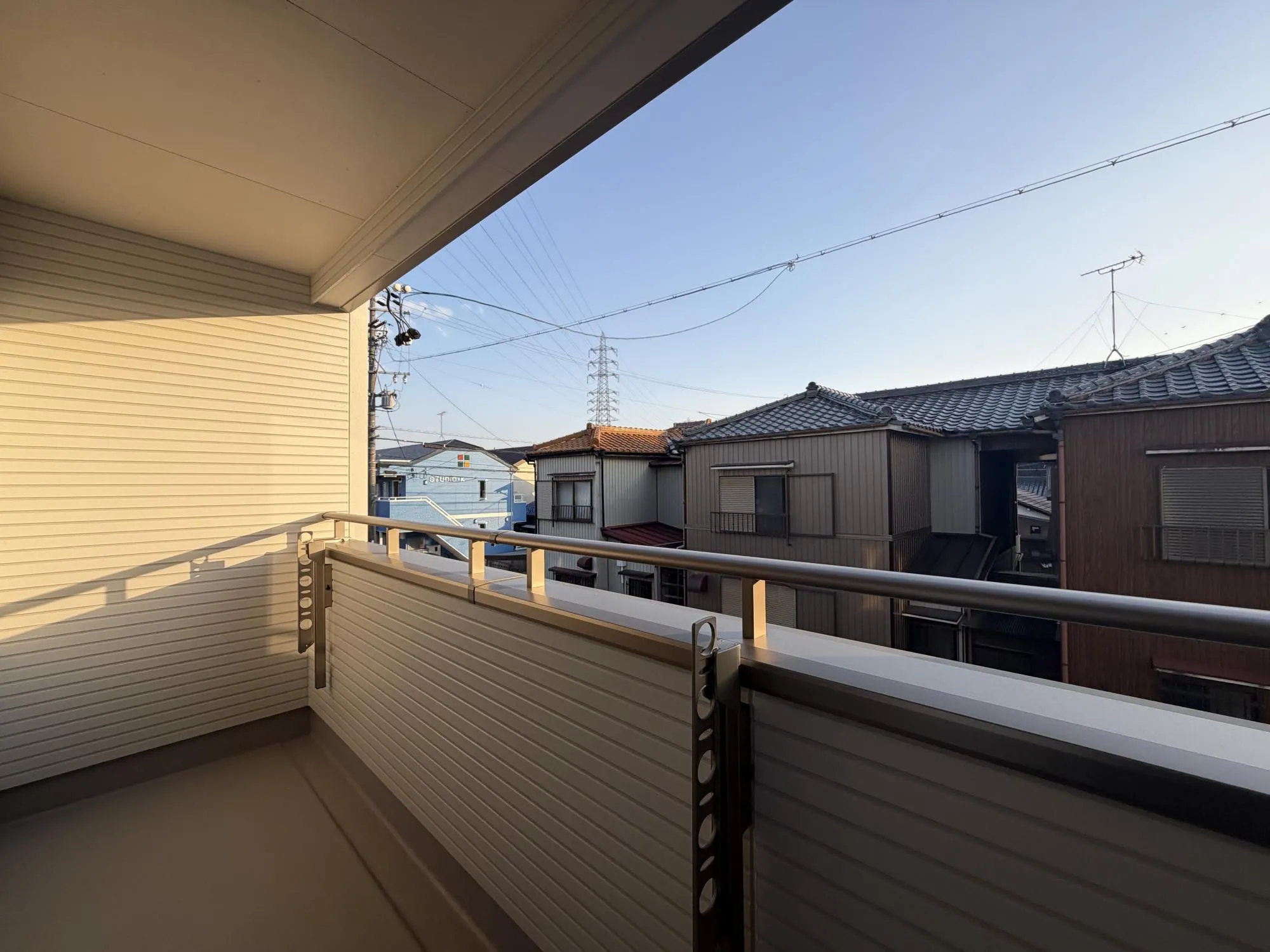 【バルコニー(2号棟)】雨の日でも安心して洗濯物を干せるインナーバルコニー。