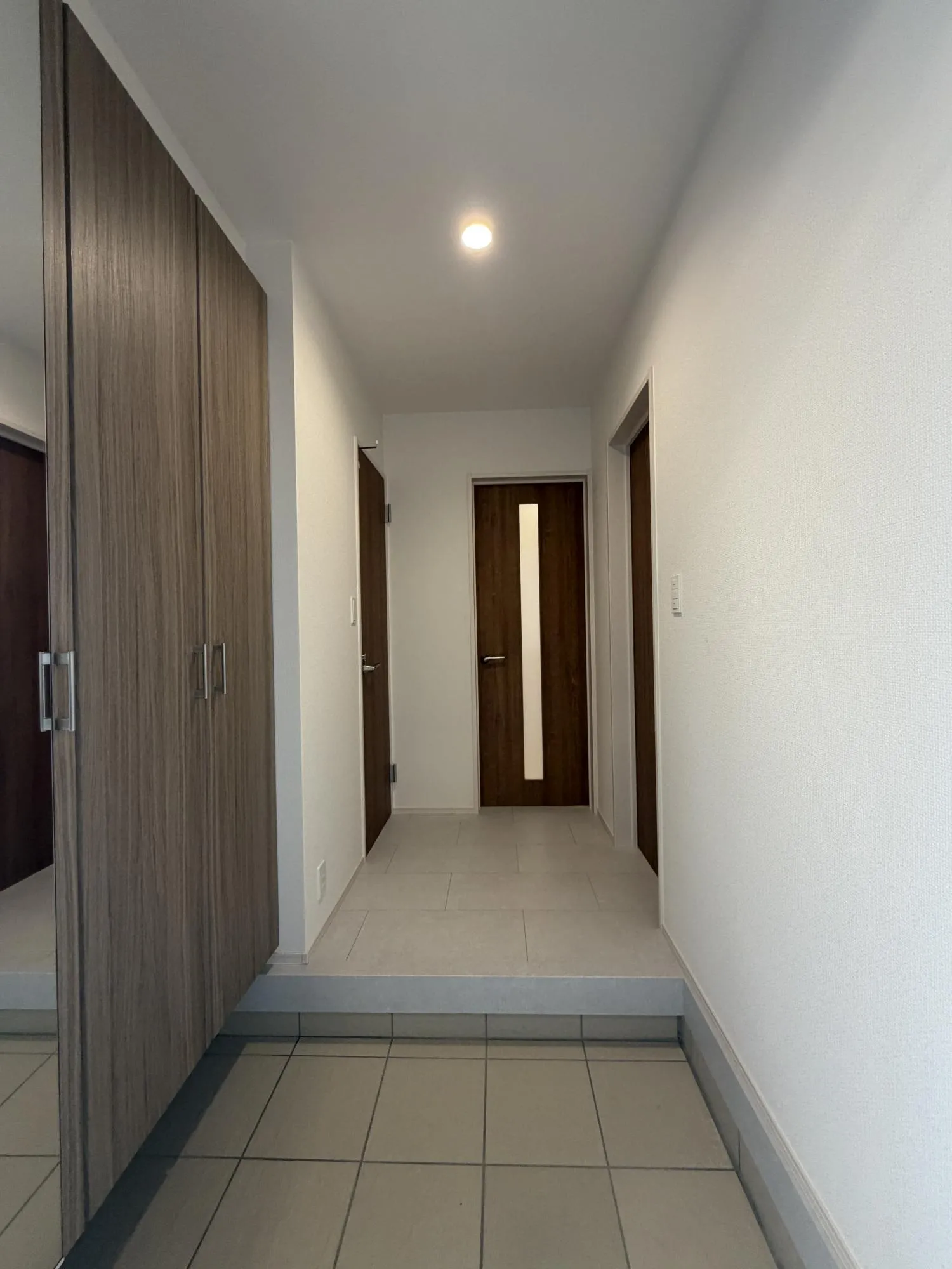 【玄関(2号棟)】広すぎず狭すぎない玄関が、家族をあたたかく迎えます。