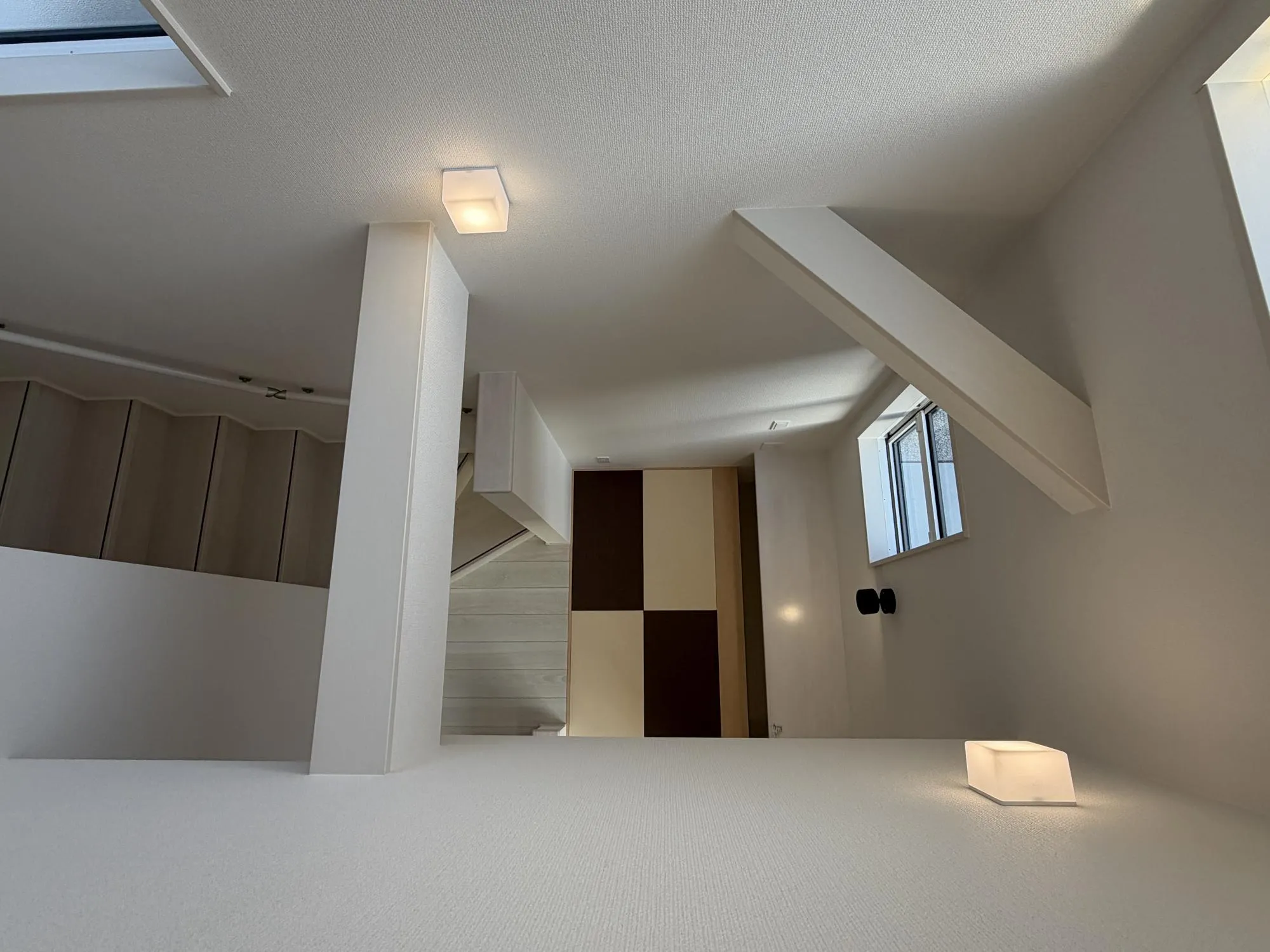 【マルチスキップ上部吹抜(2号棟)】上部が吹き抜けになっているので、明るさと開放感を感じられます。