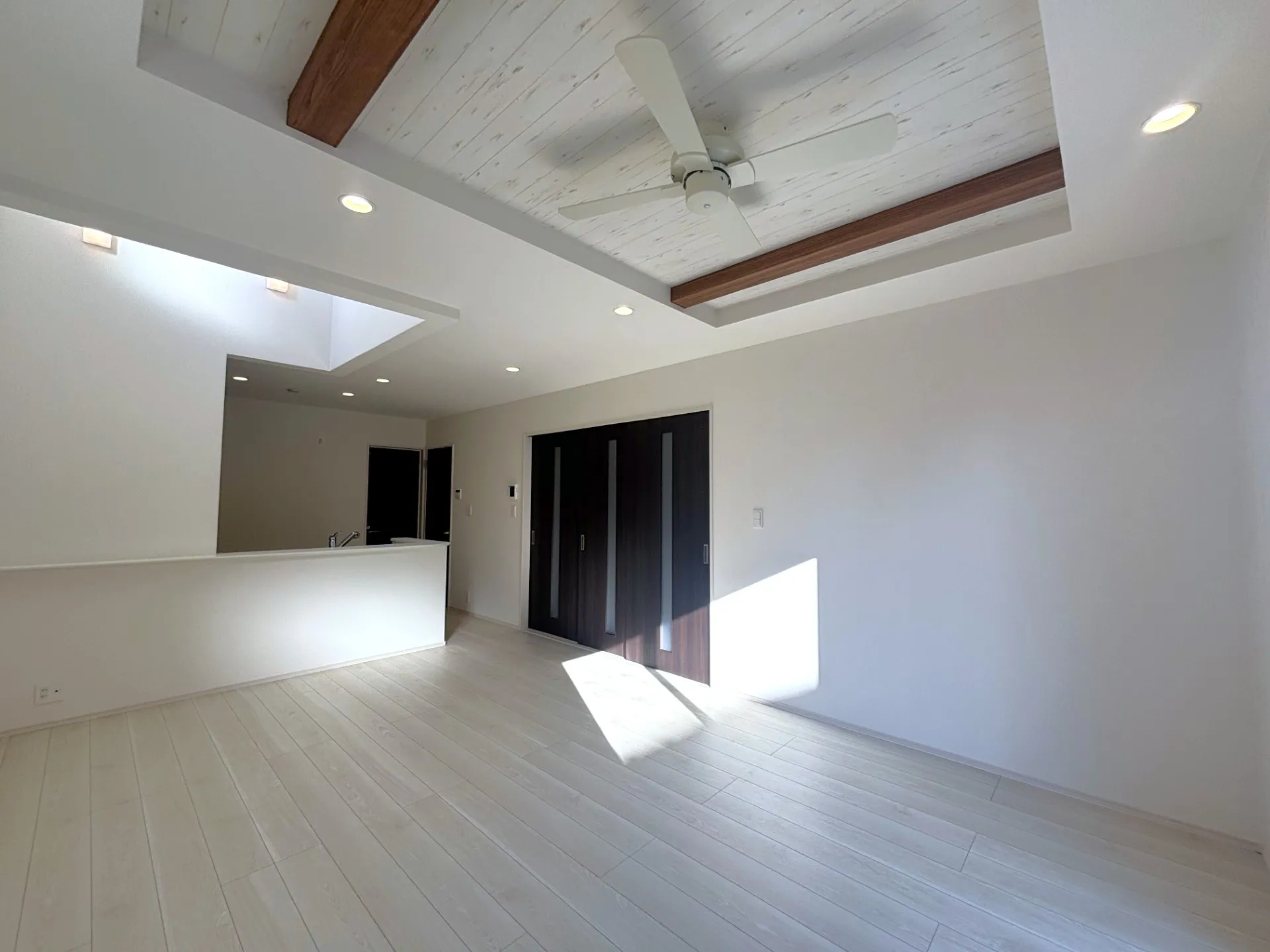 【リビング(3号棟)】リビング吹抜を採用し、より広さと開放感が感じられます。