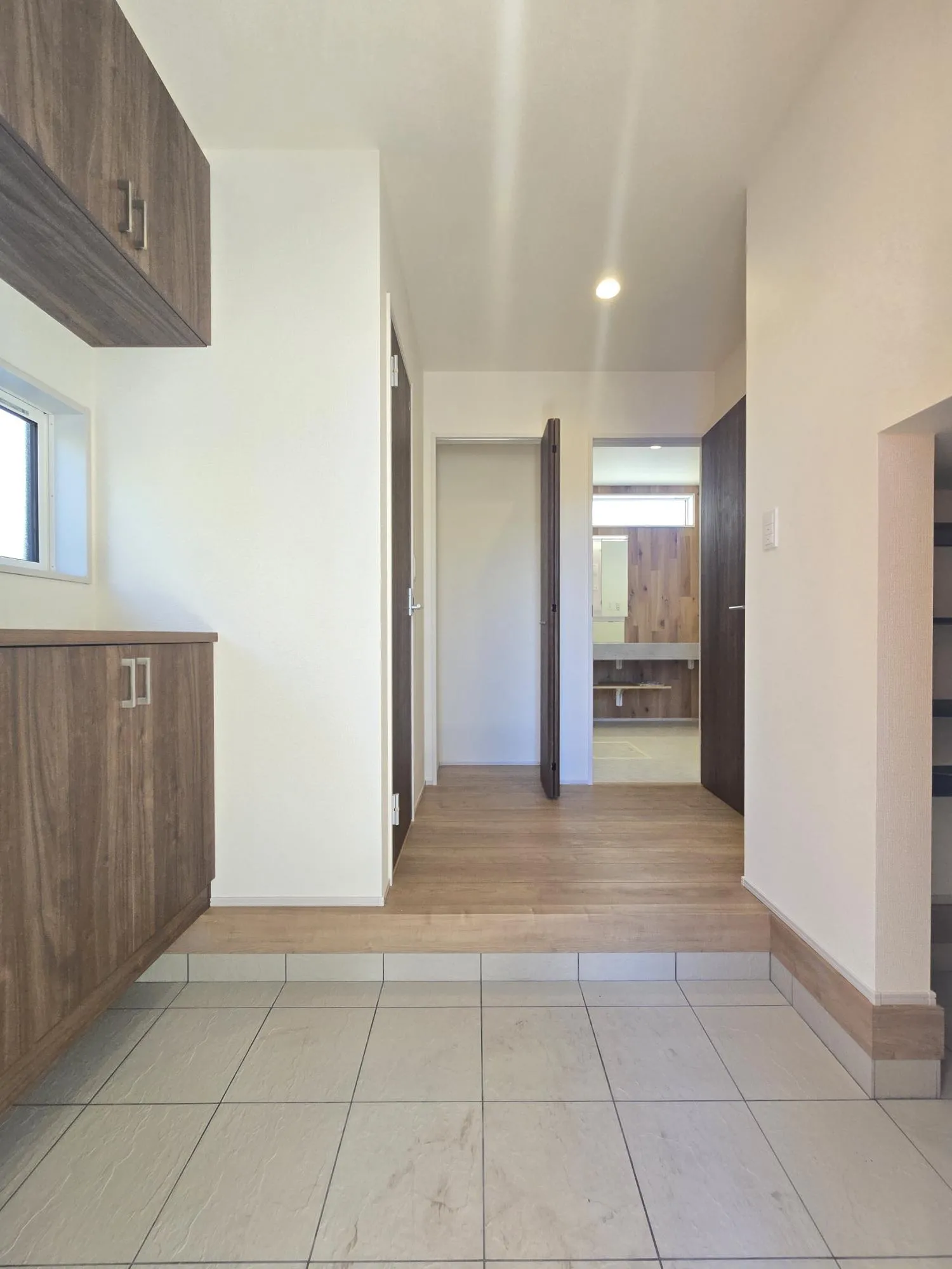 2号棟　玄関　R7.11.22