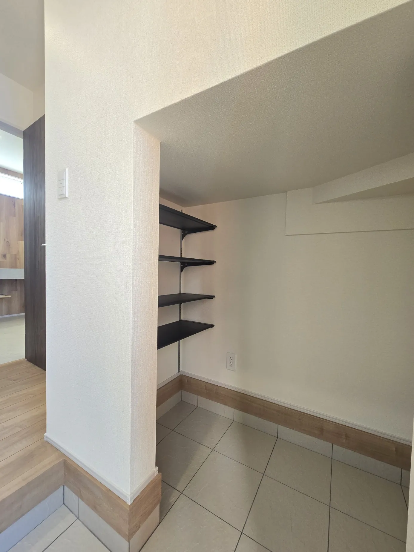 2号棟　玄関土間収納　R7.11.22