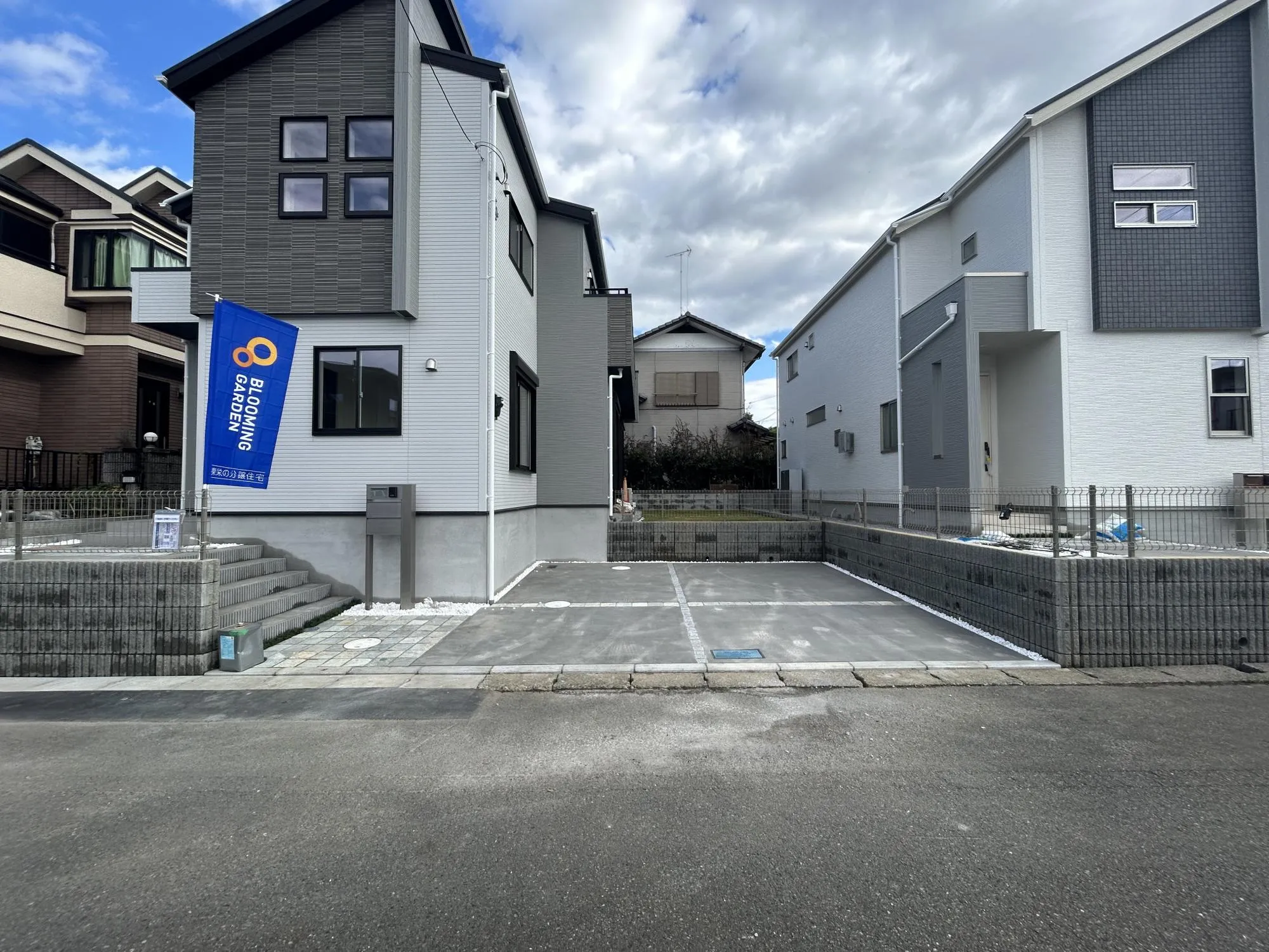 駐車場並列2台駐車可能!