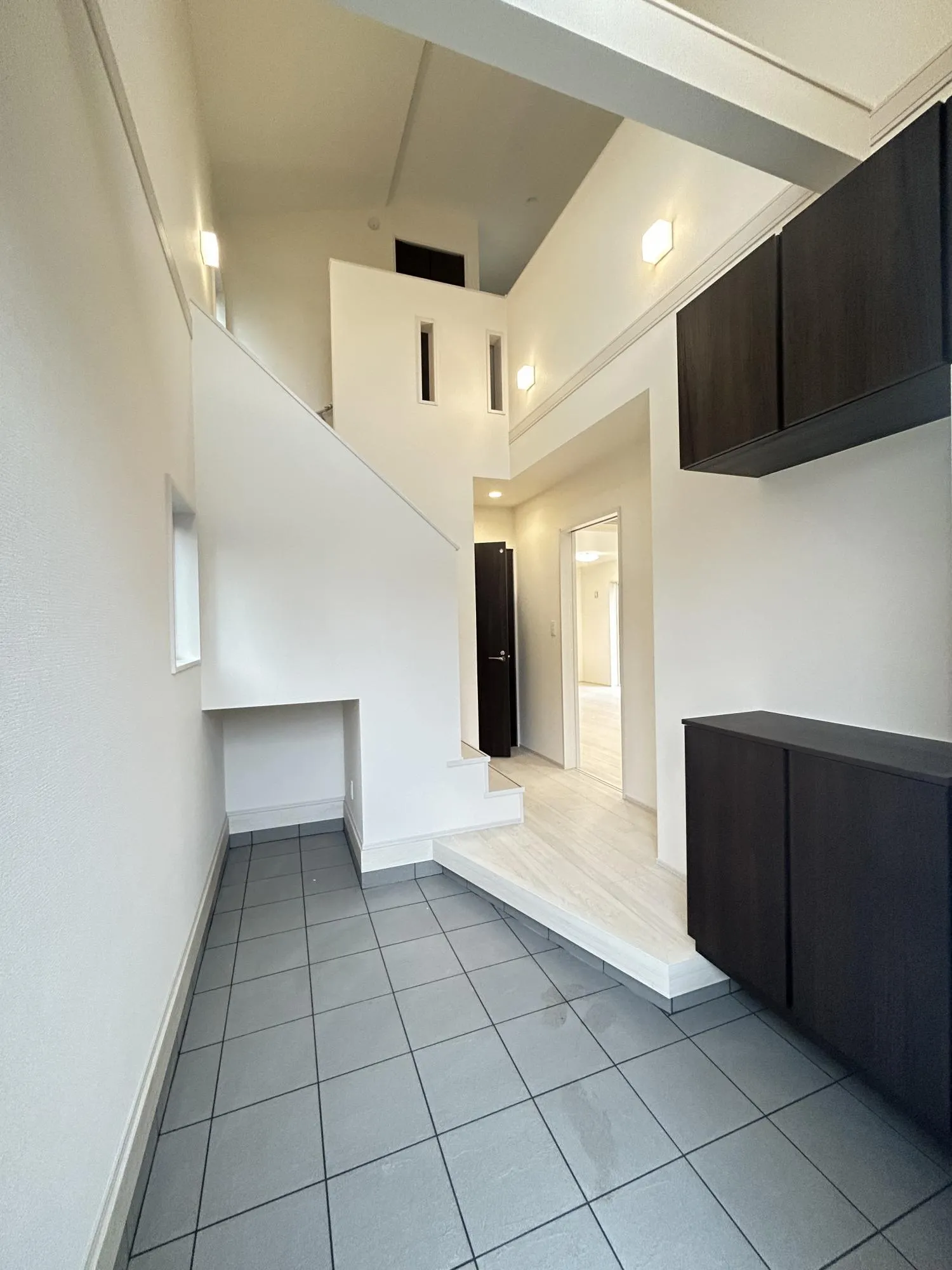 玄関ドアを開けると開放感のある吹抜け。家全体を広く明るく演出してくれる吹抜けです。全体の空気が行き渡り、家全体が温まりやすくなります。