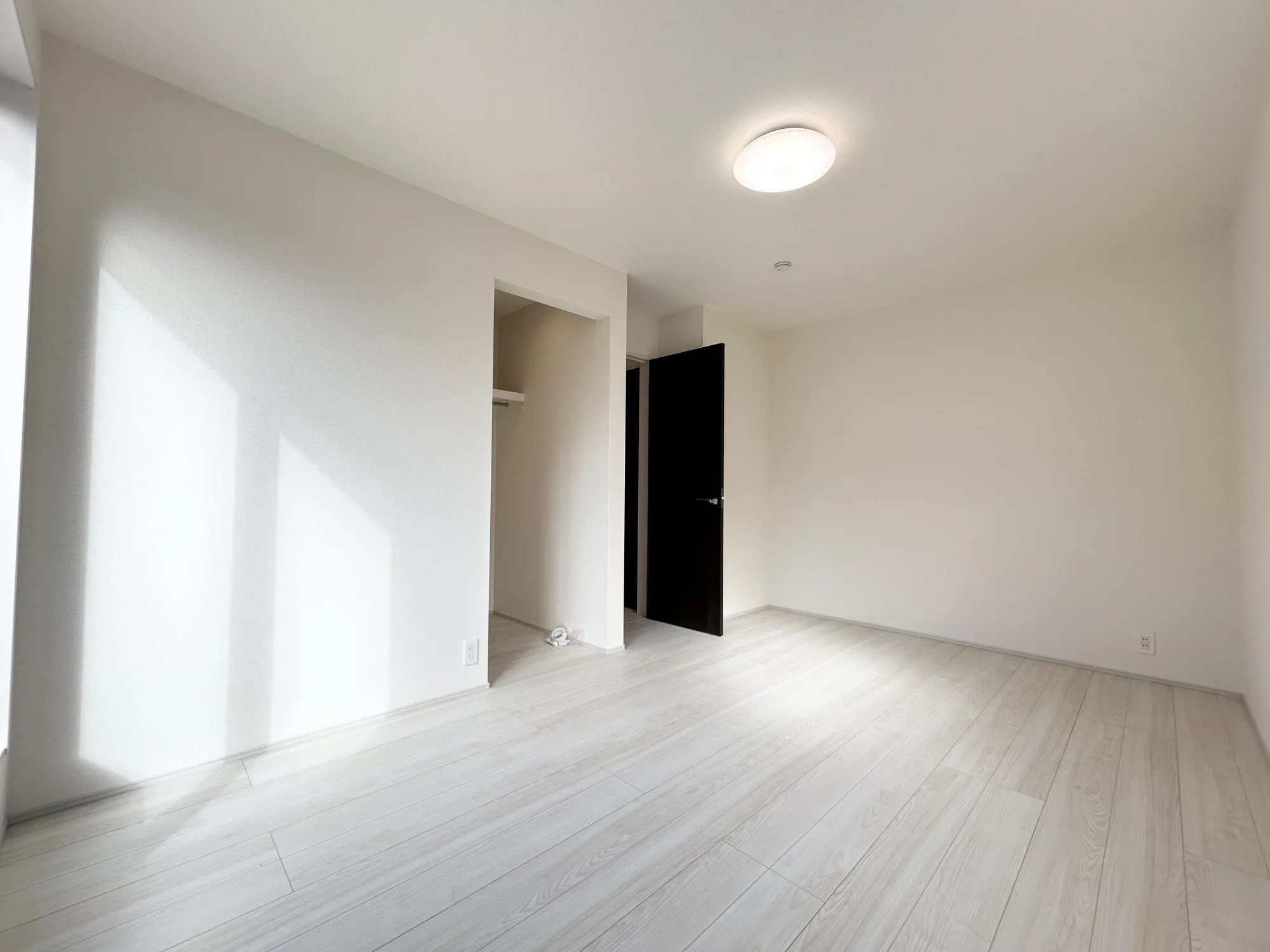 朝日をあびて、体内時計をリセット。清々しい朝の光をあびて、すっきりと目覚める。一日のスタートに大切な日当たりを家族のために。