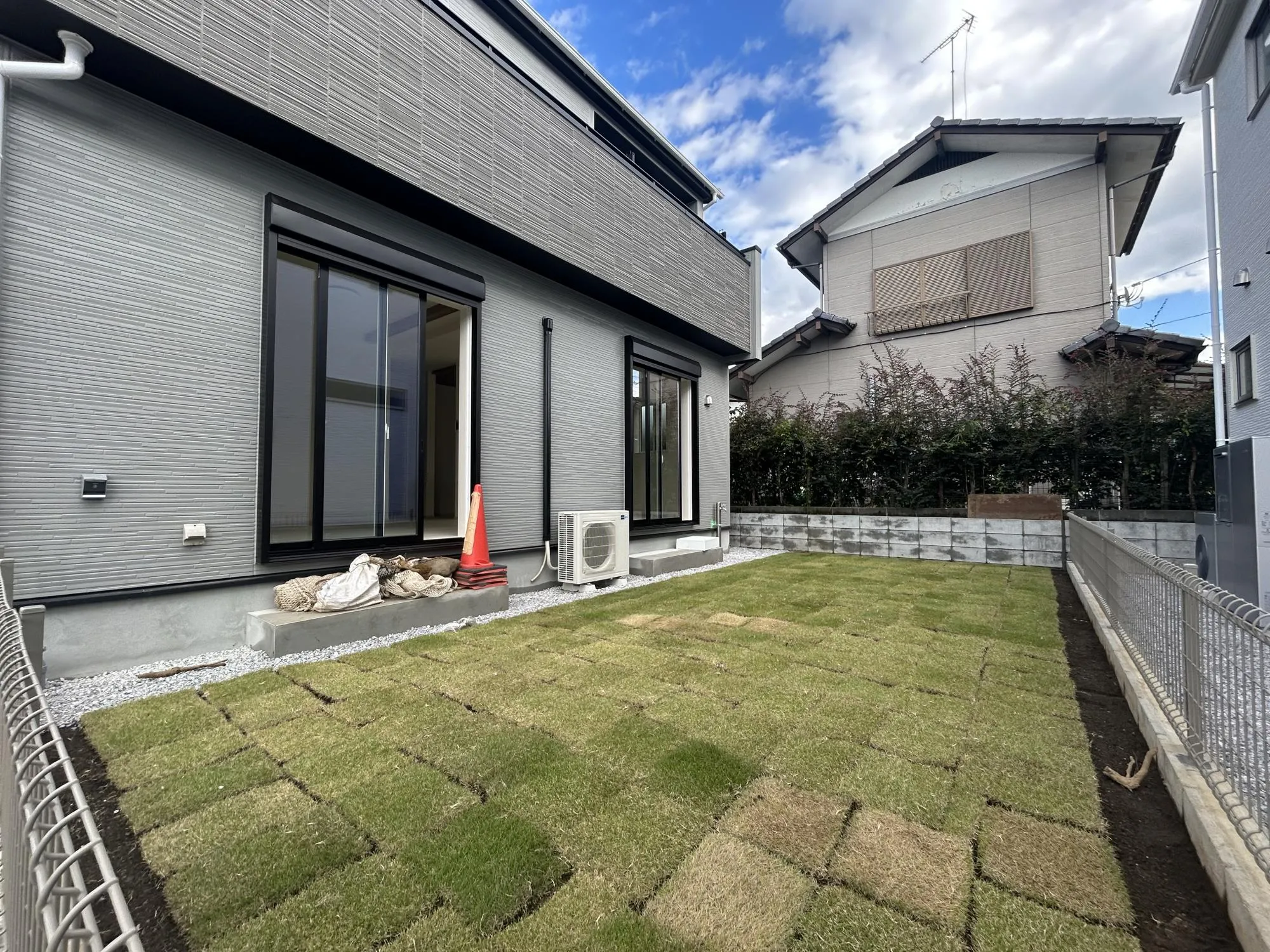 庭先約4m
子供の遊びスペースや家庭菜園など用途はいろいろです◎