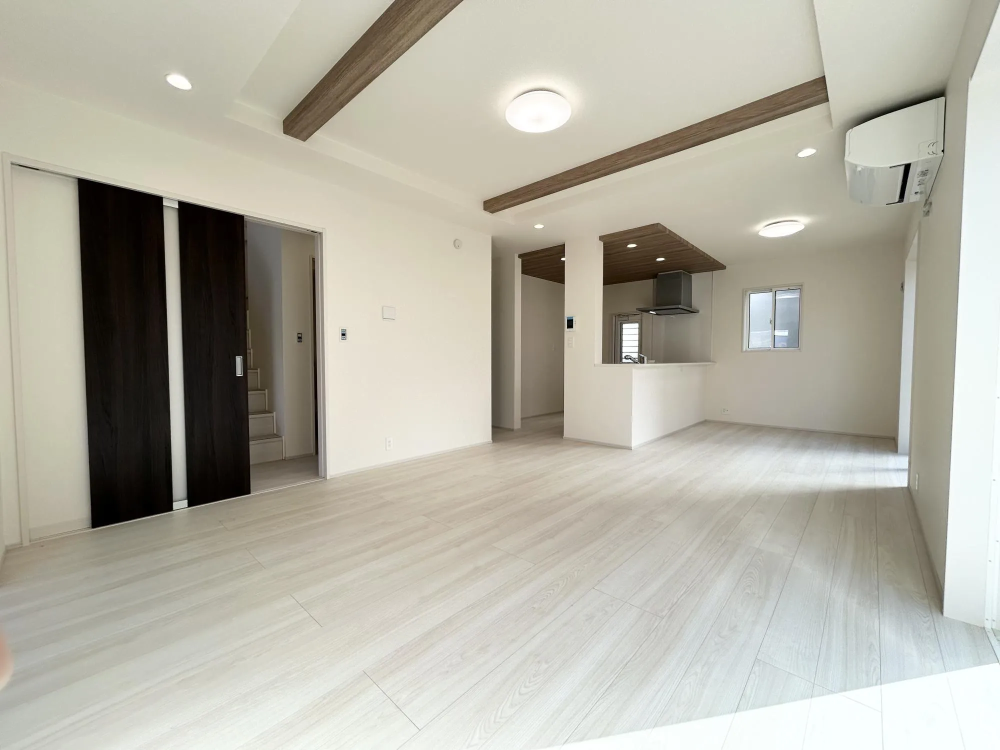 広々としたリビングが魅力的♪日当たりもよく居心地の良い空間です。自然と家族が集まりコミュニケーションが弾みそうですね◎