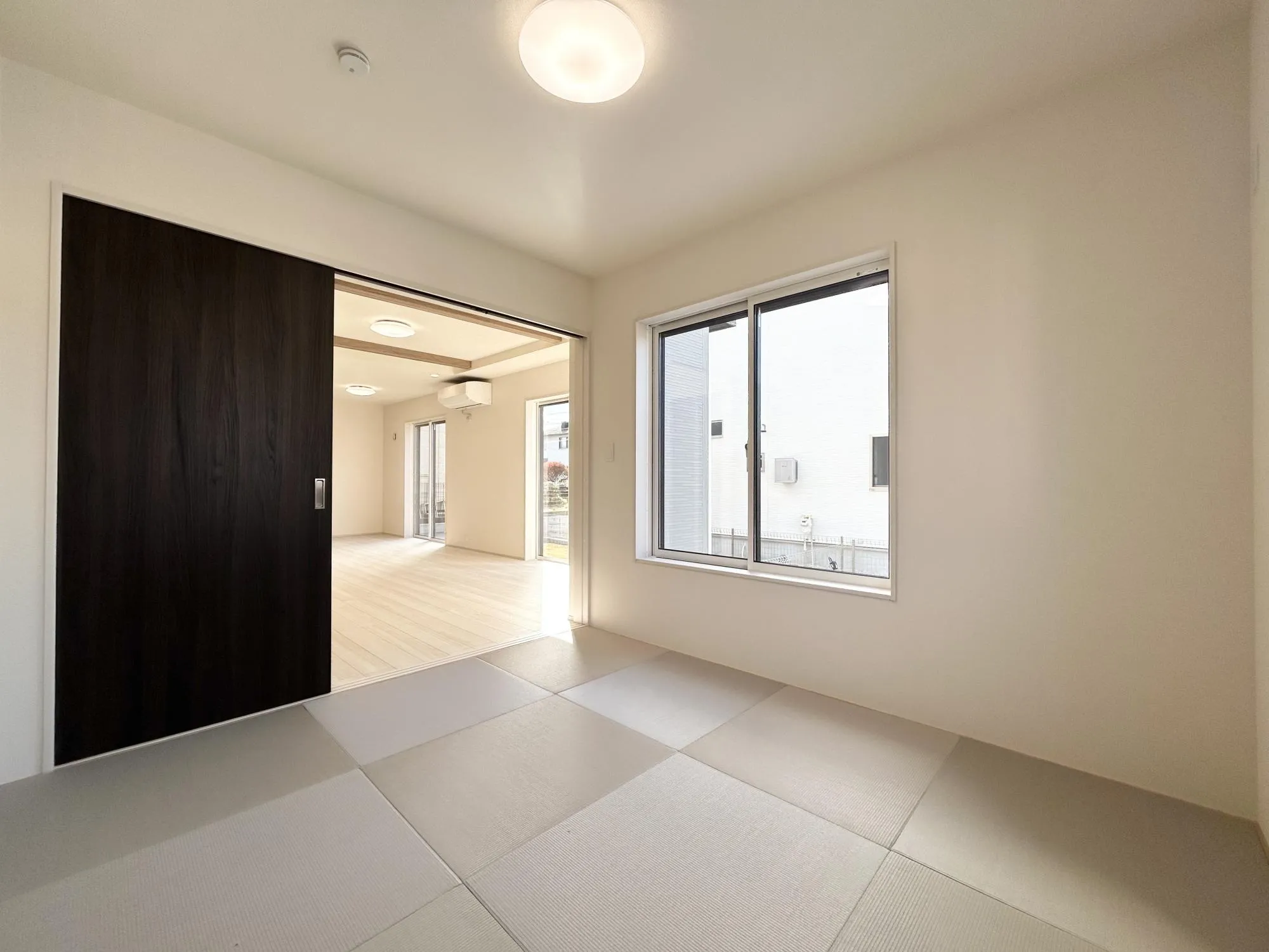 畳に座ったり、ごろんと寝転がった時の安堵感は独特のものです。やさしい手触りや素朴なぬくもりが安らぎを与えてくれます。